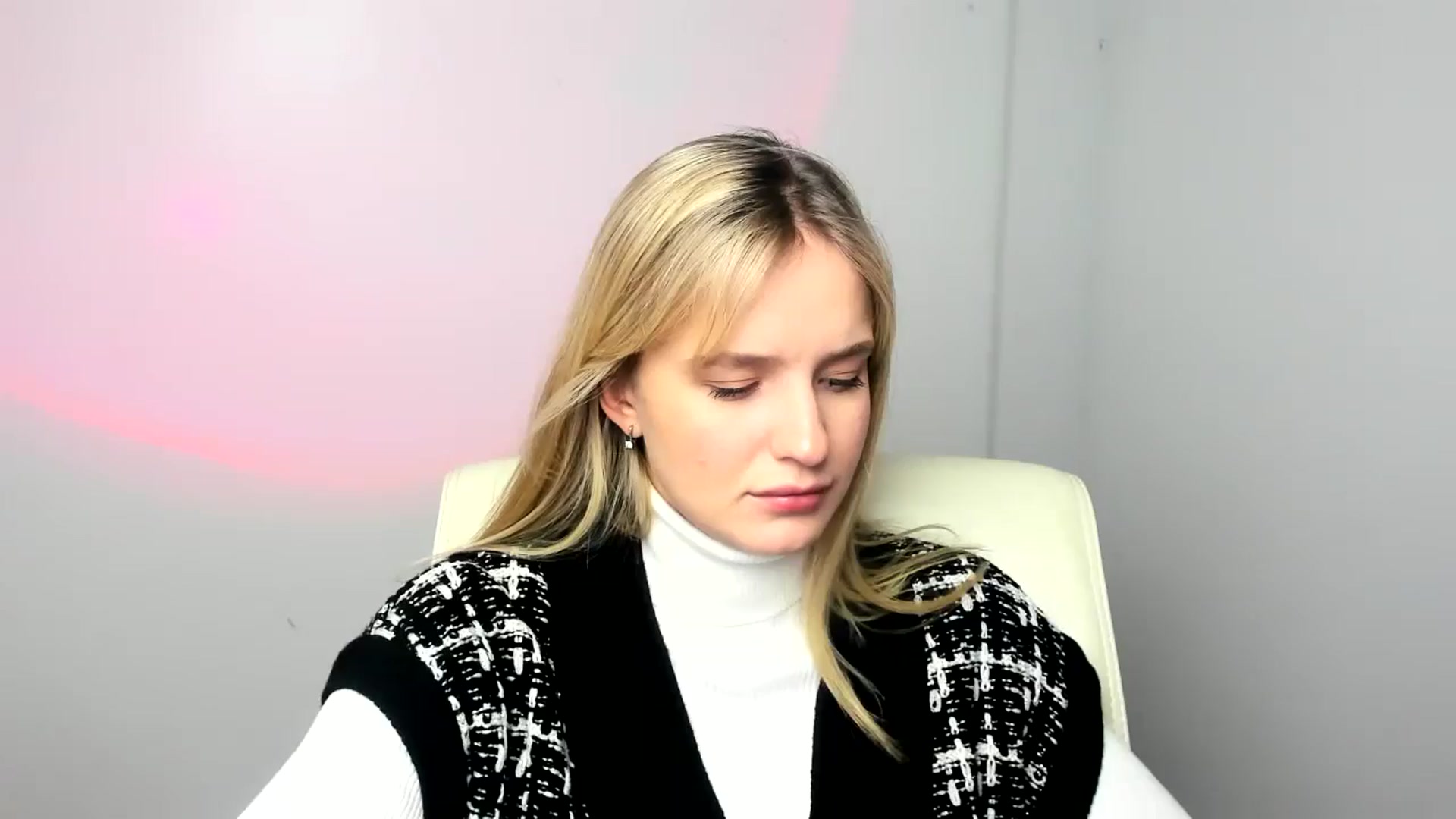 Gallery image thumbnail from Bella_amorere's myfreecams stream on, 12/22/2024, 10:11 image 7 of 20