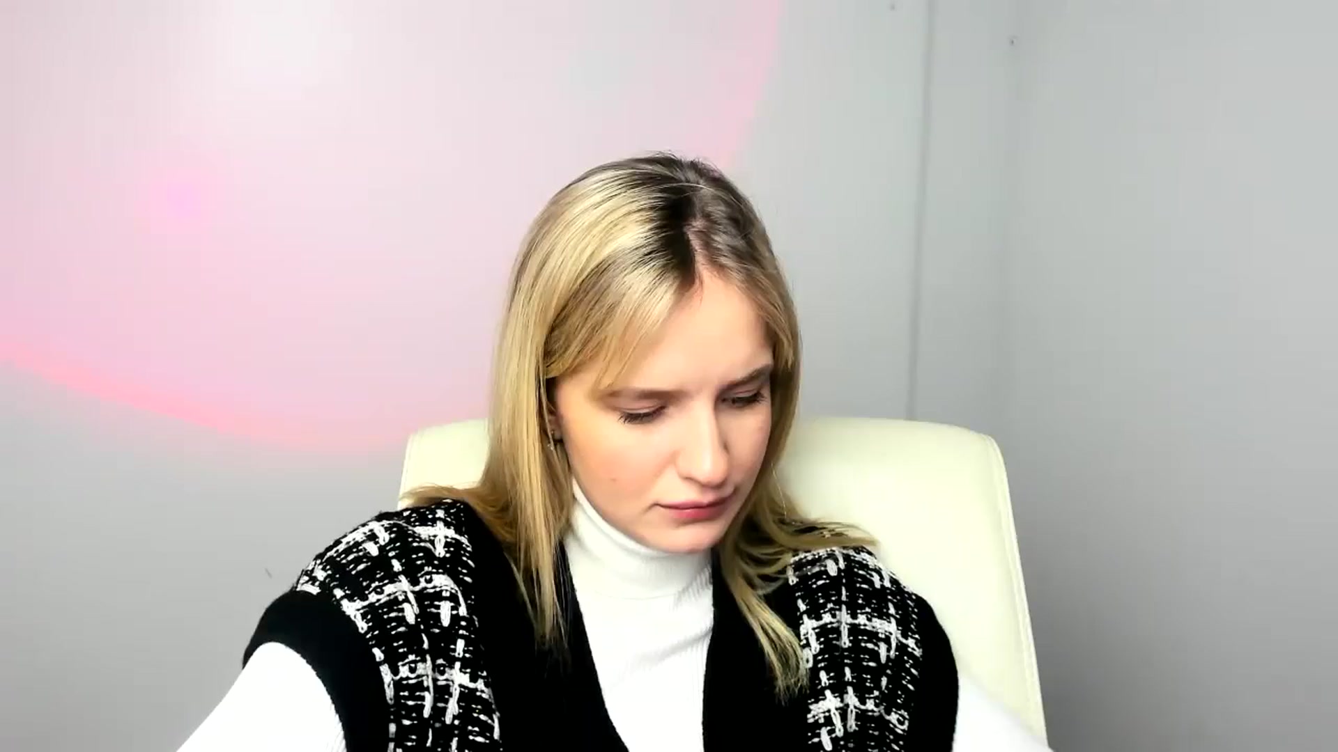 Gallery image thumbnail from Bella_amorere's myfreecams stream on, 12/22/2024, 10:11 image 3 of 20