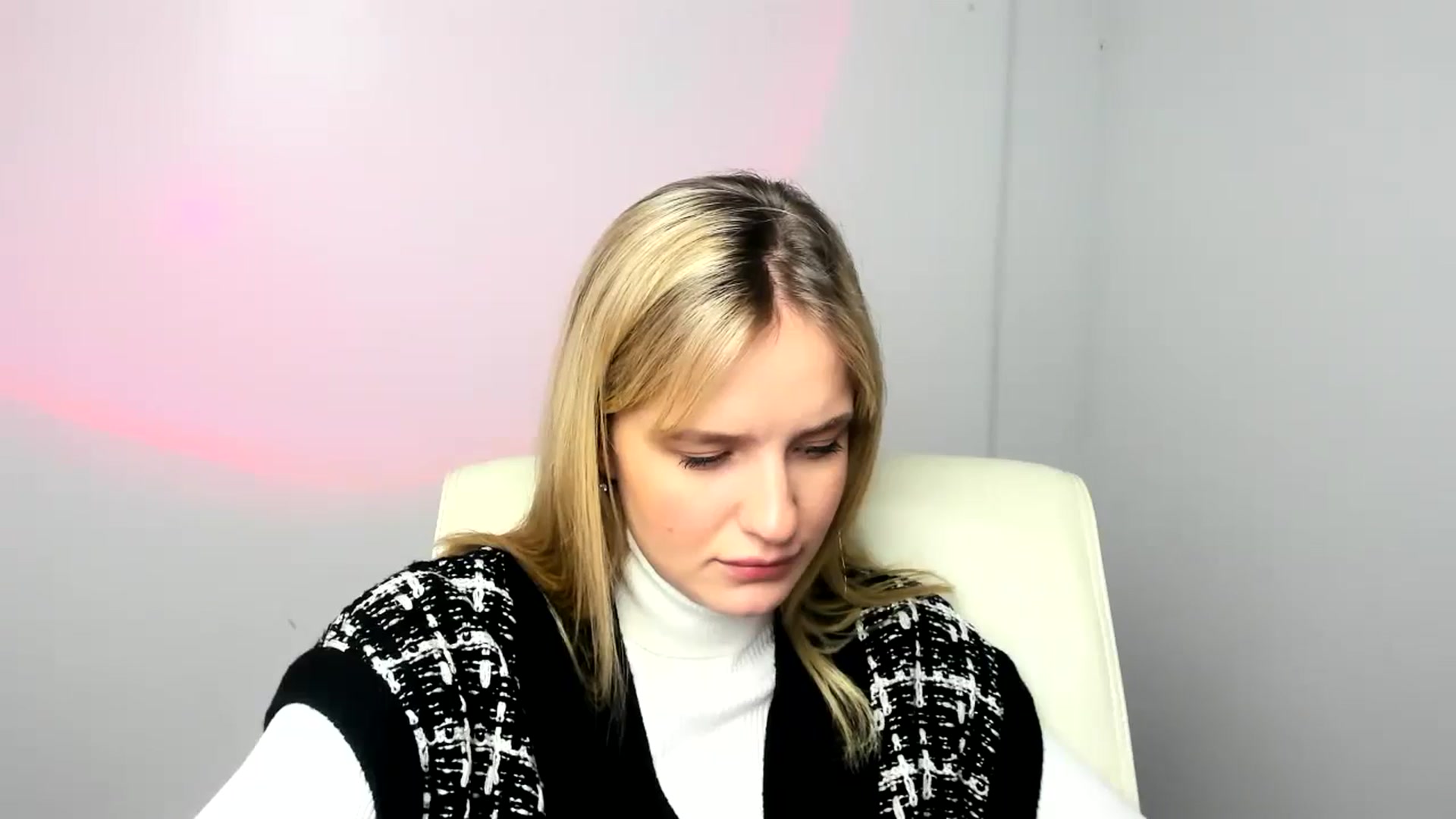 Gallery image thumbnail from Bella_amorere's myfreecams stream on, 12/22/2024, 10:11 image 5 of 20