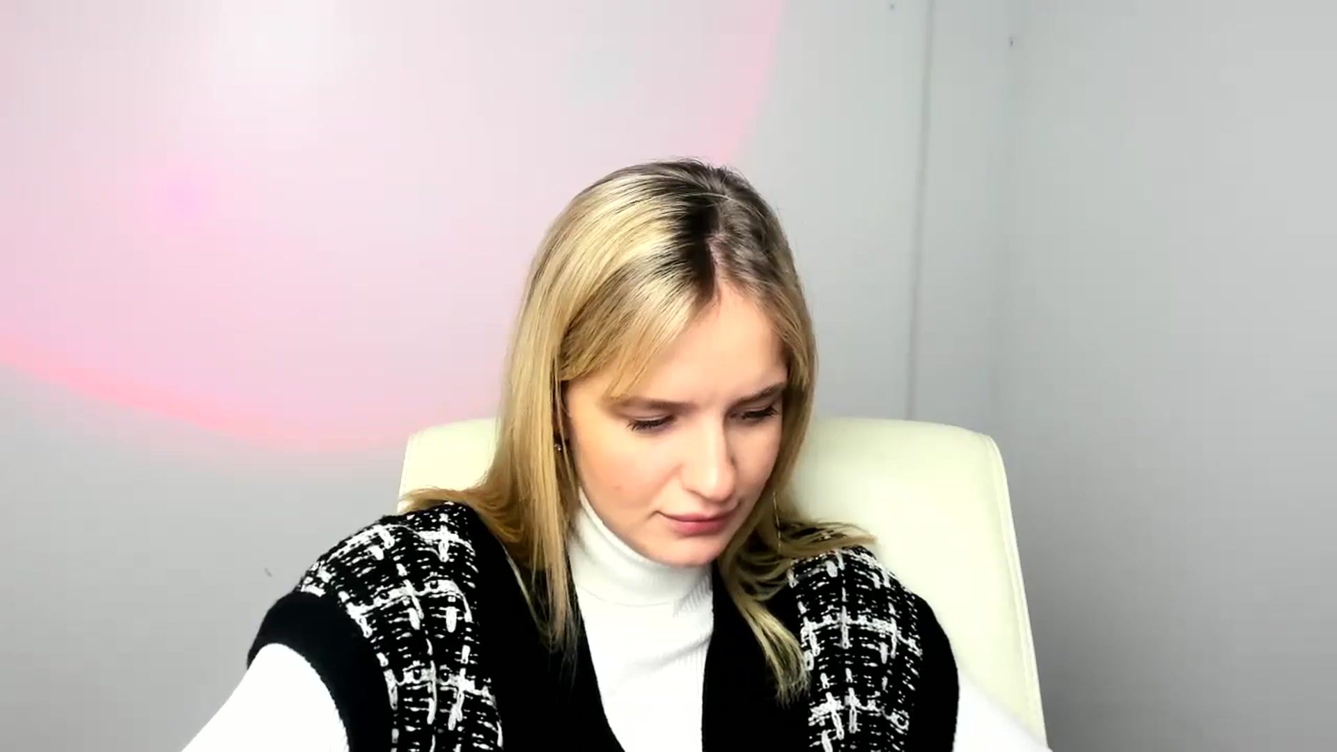 Gallery image thumbnail from Bella_amorere's myfreecams stream on, 12/22/2024, 10:11 image 6 of 20