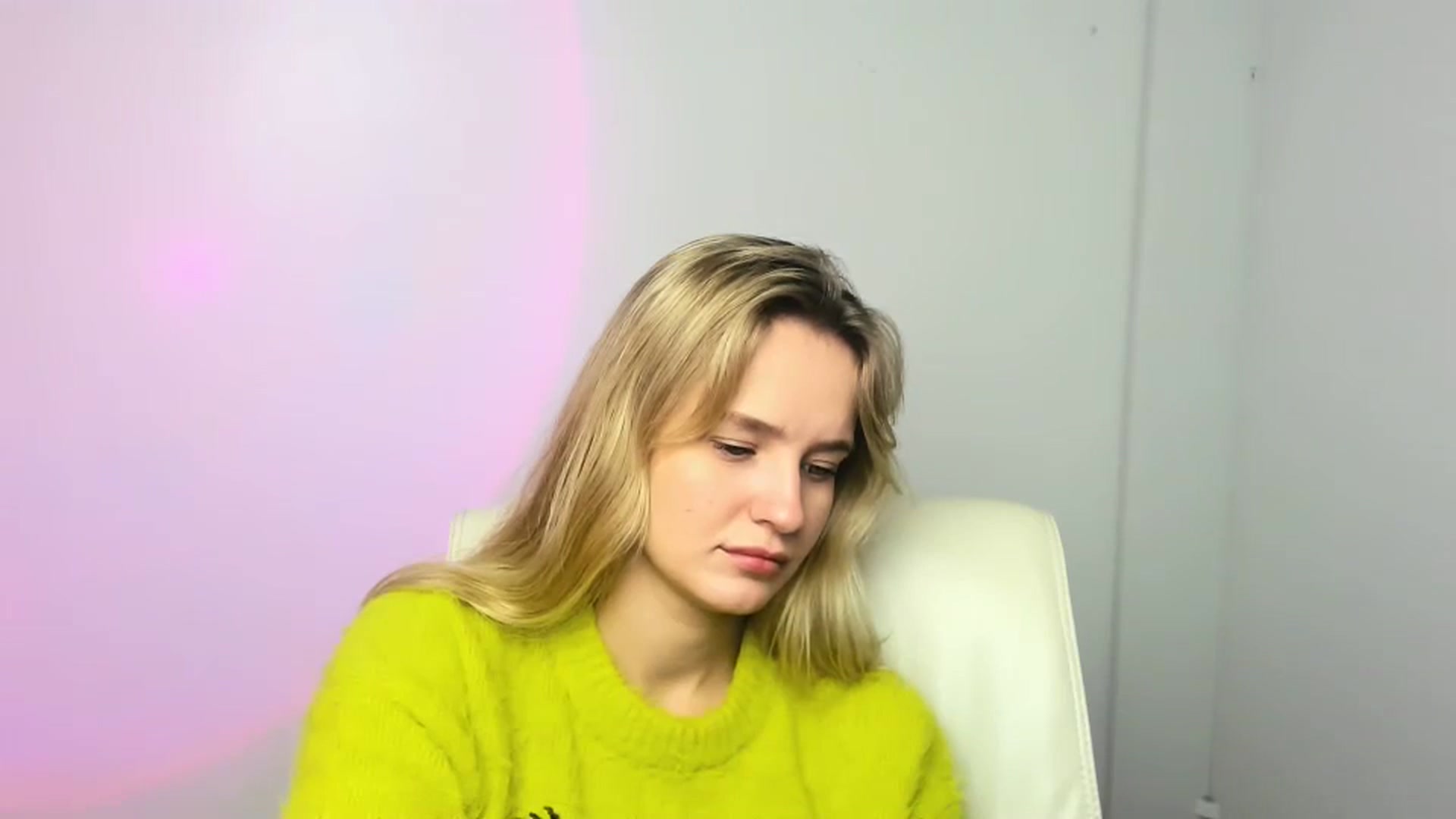 Gallery image thumbnail from Bella_amorere's myfreecams stream on, 12/25/2024, 10:35 image 4 of 20