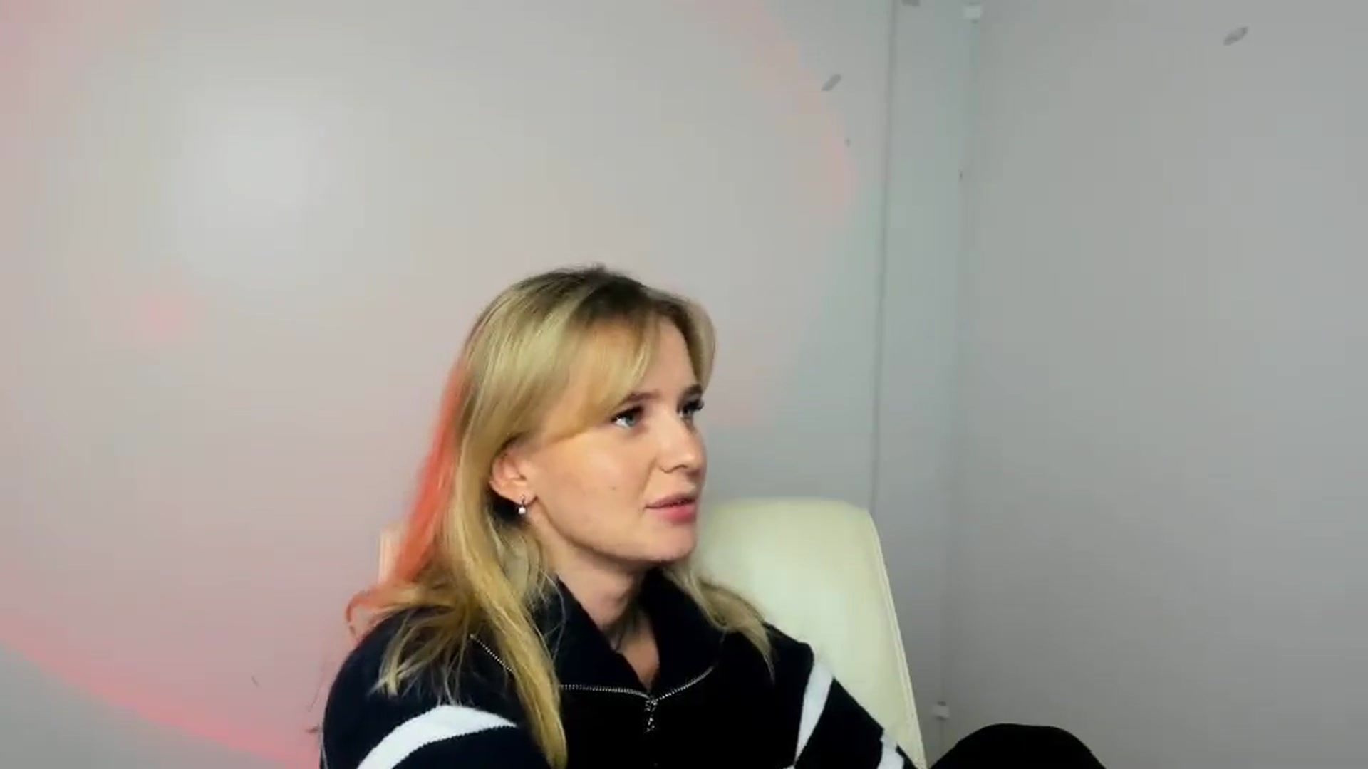Gallery image thumbnail from Bella_amorere's myfreecams stream on, 12/30/2024, 14:51 image 15 of 20