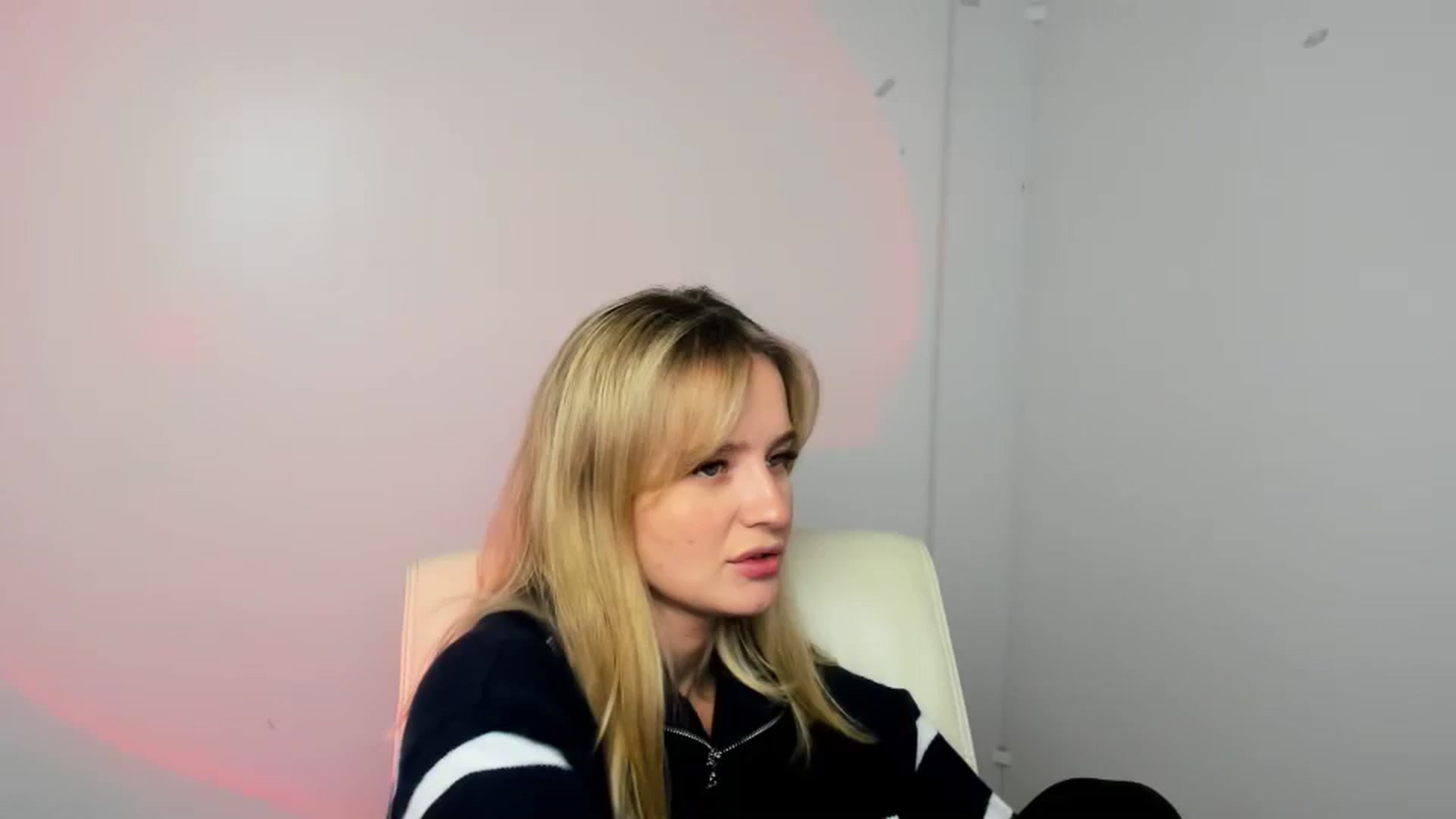 Gallery image thumbnail from Bella_amorere's myfreecams stream on, 12/30/2024, 14:51 image 16 of 20