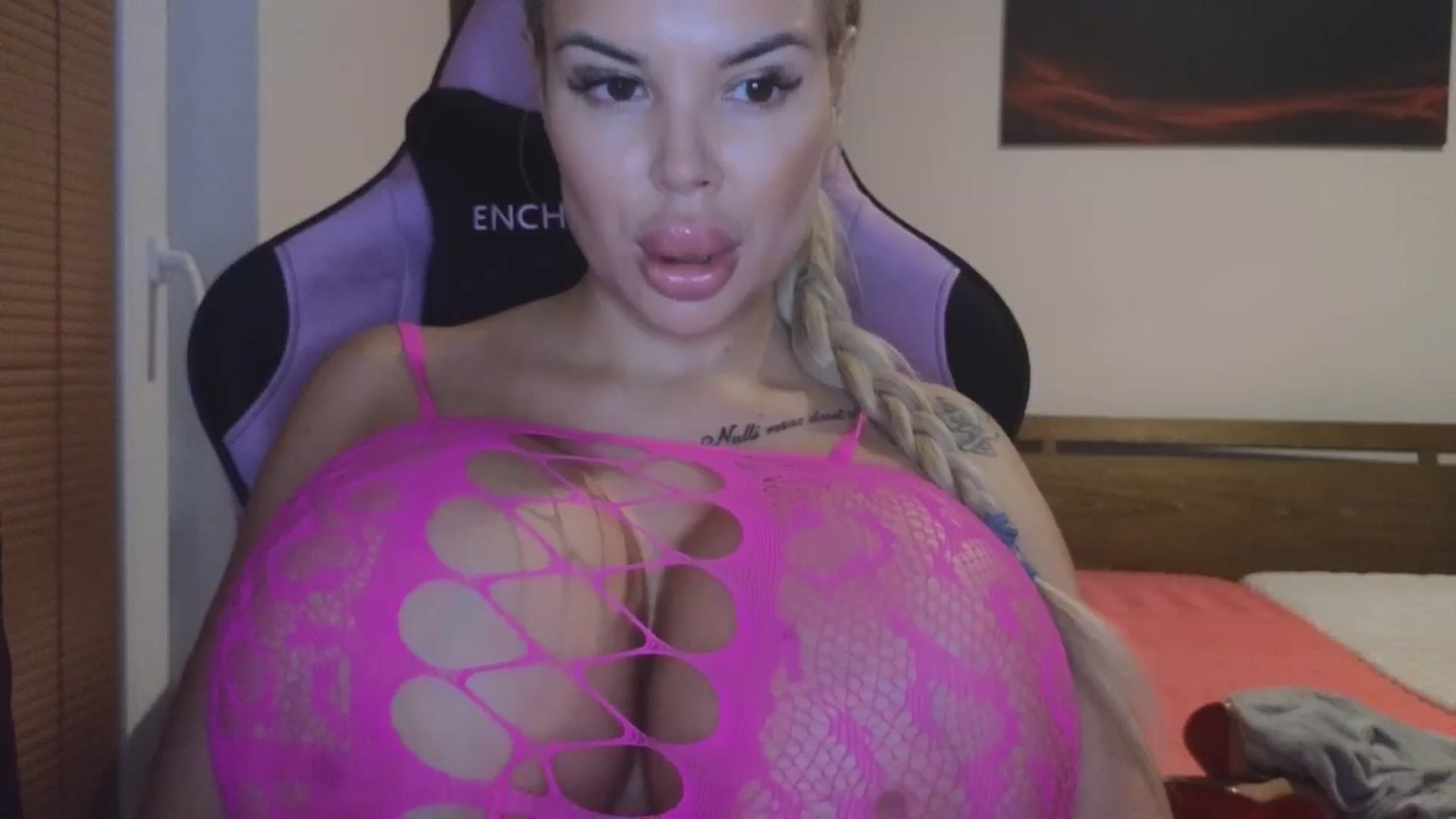 Gallery image thumbnail from Belladollxx's myfreecams stream on, 11/19/2024, 19:46 image 4 of 20