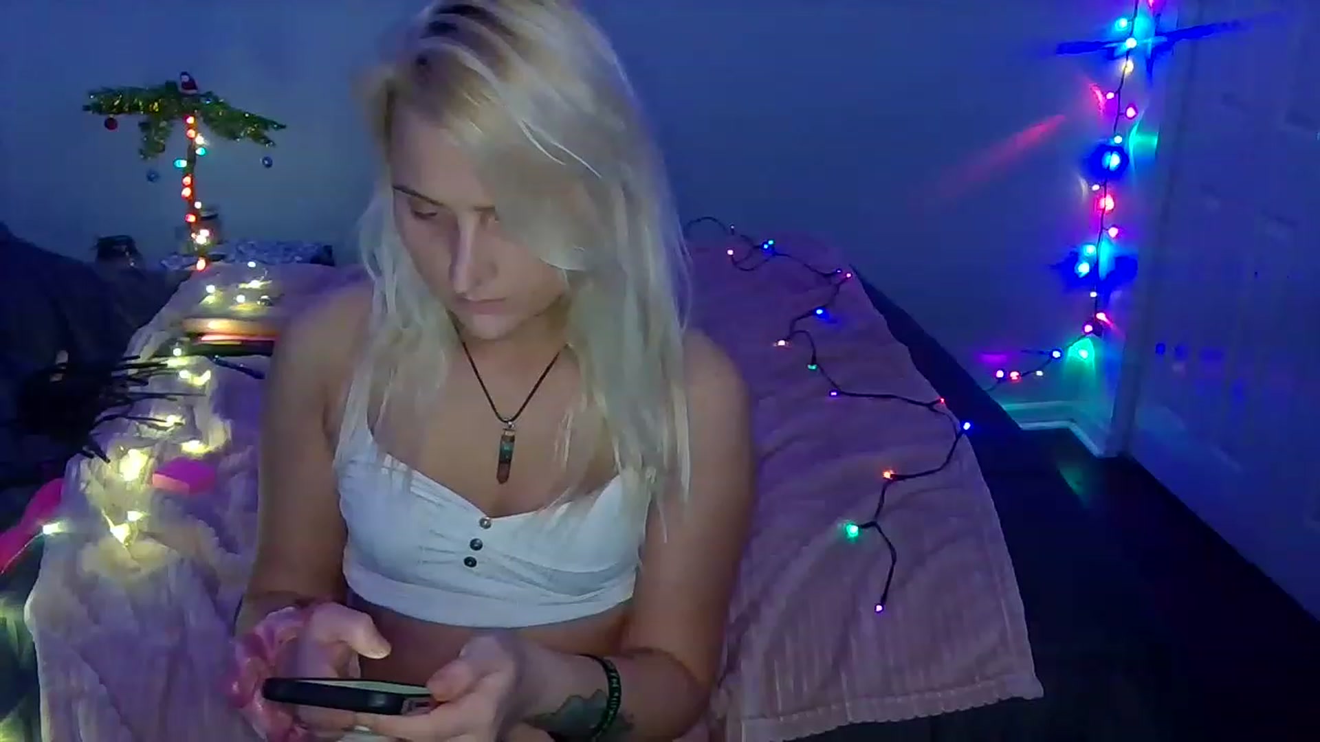 Gallery image thumbnail from Bellakayyy's myfreecams stream on, 12/19/2022, 01:21 image 19 of 20