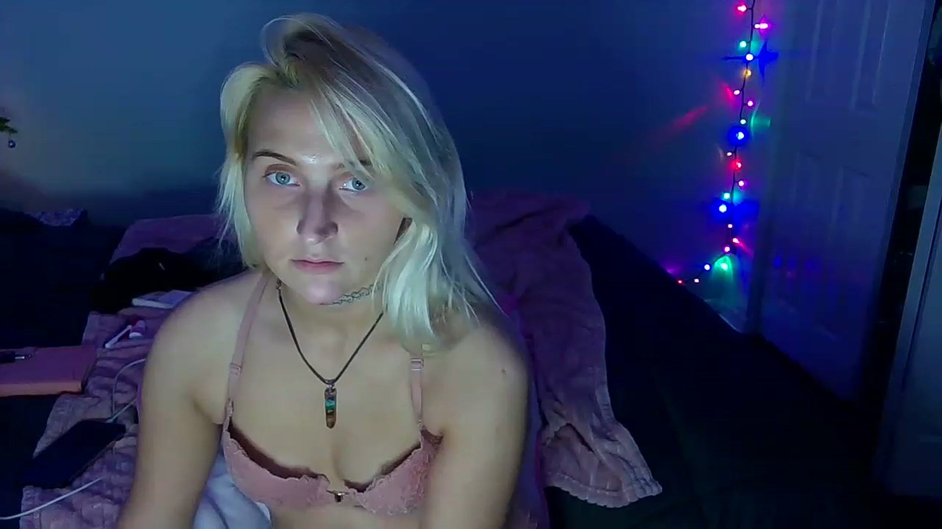 Gallery image thumbnail from Bellakayyy's myfreecams stream on, 12/19/2022, 07:10 image 10 of 20