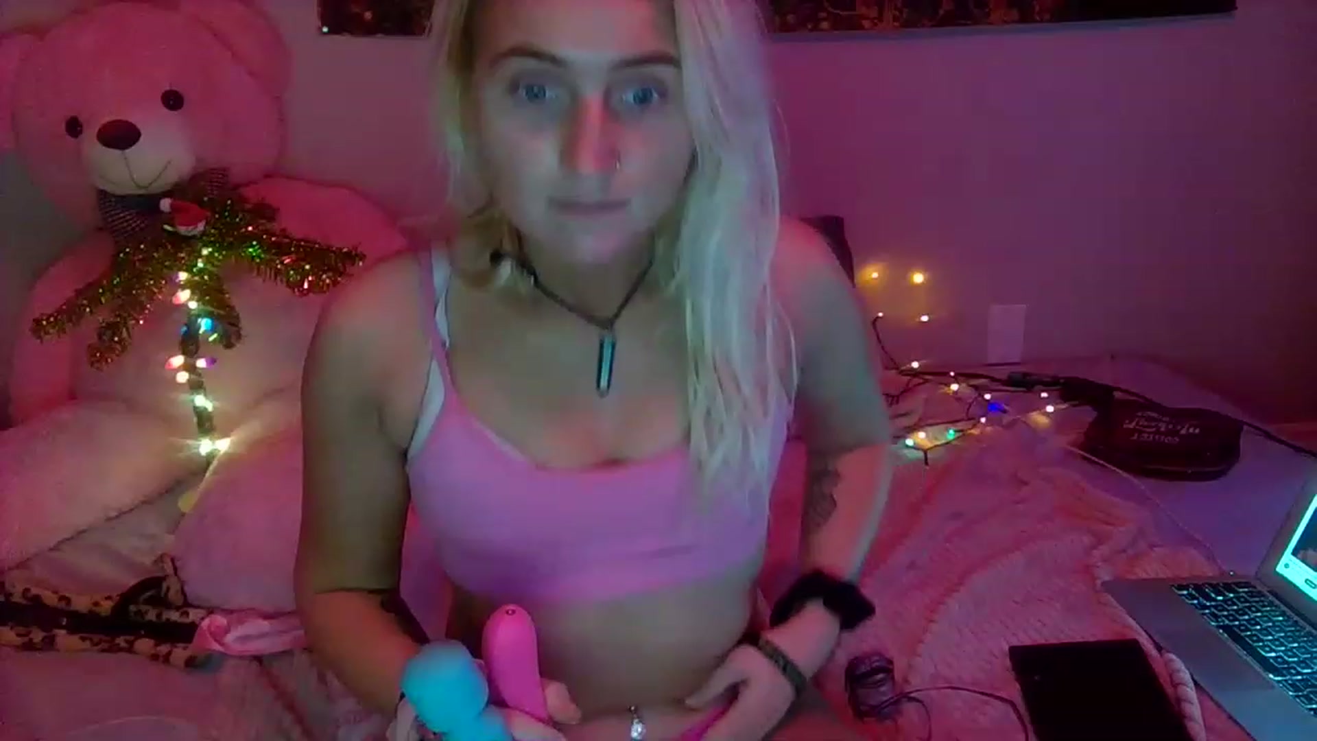 Gallery image thumbnail from Bellakayyy's myfreecams stream on, 12/24/2022, 07:31 image 15 of 20