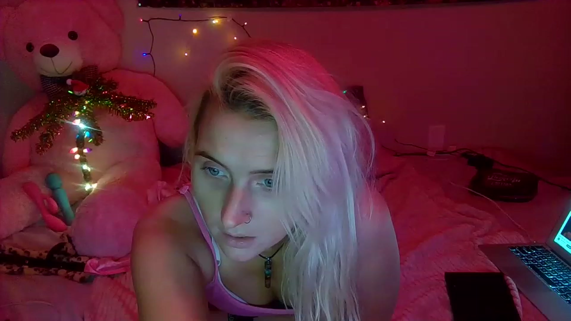 Gallery image thumbnail from Bellakayyy's myfreecams stream on, 12/24/2022, 07:31 image 6 of 20