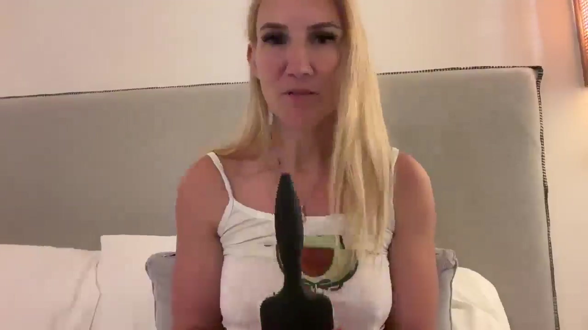 Gallery image thumbnail from Bellanoirxx's myfreecams stream on, 08/16/2025, 10:41 image 17 of 20