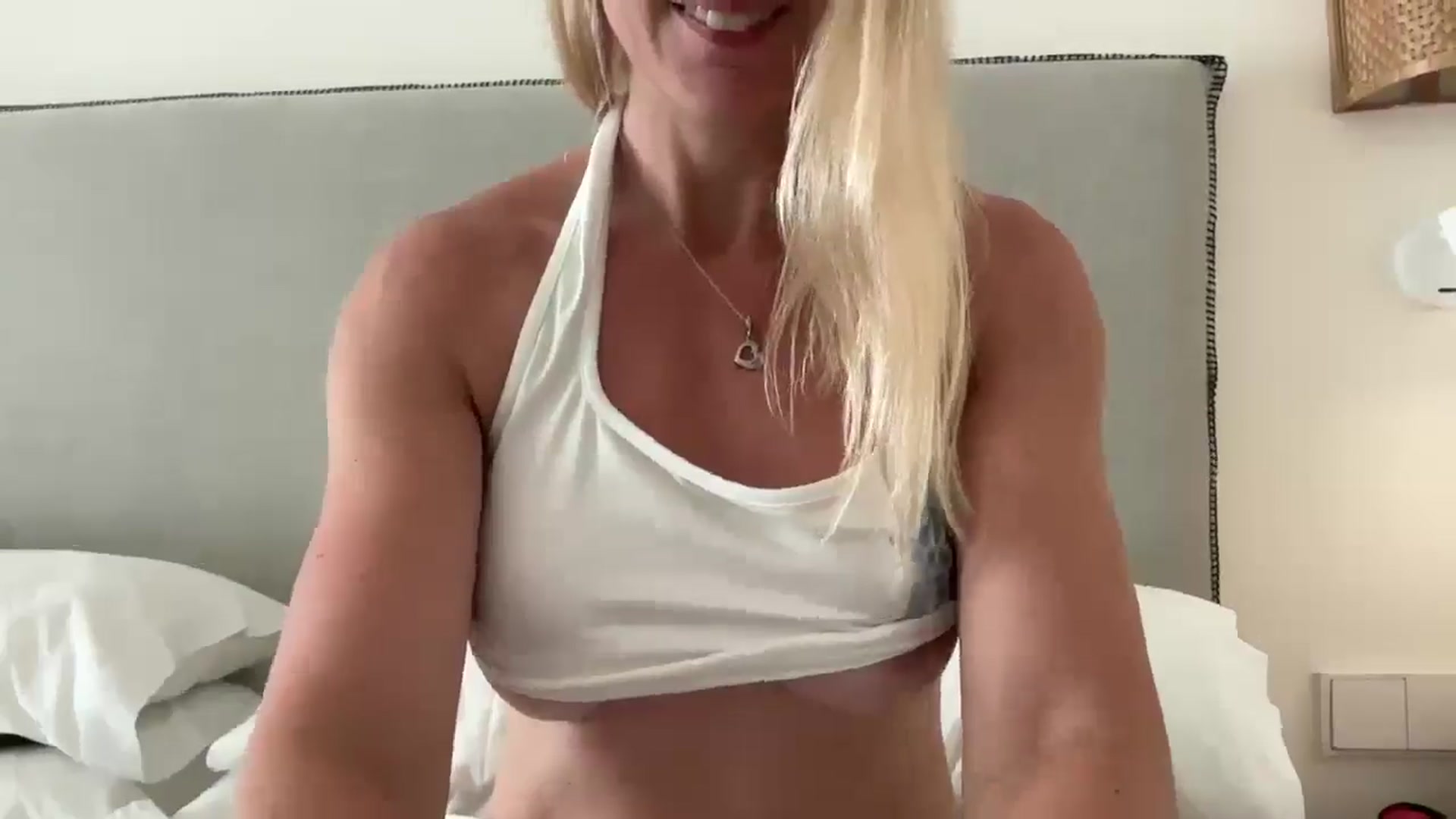 Gallery image thumbnail from Bellanoirxx's myfreecams stream on, 08/17/2025, 13:46 image 2 of 20