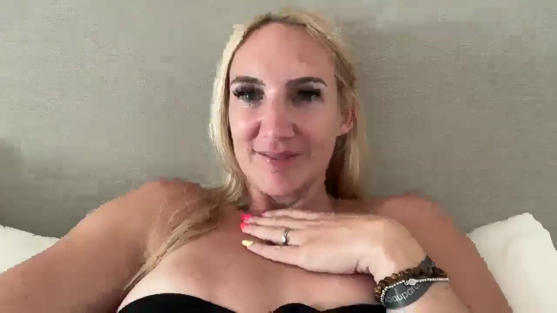 Gallery image thumbnail from Bellanoirxx's myfreecams stream on, 08/18/2025, 16:09 image 12 of 20