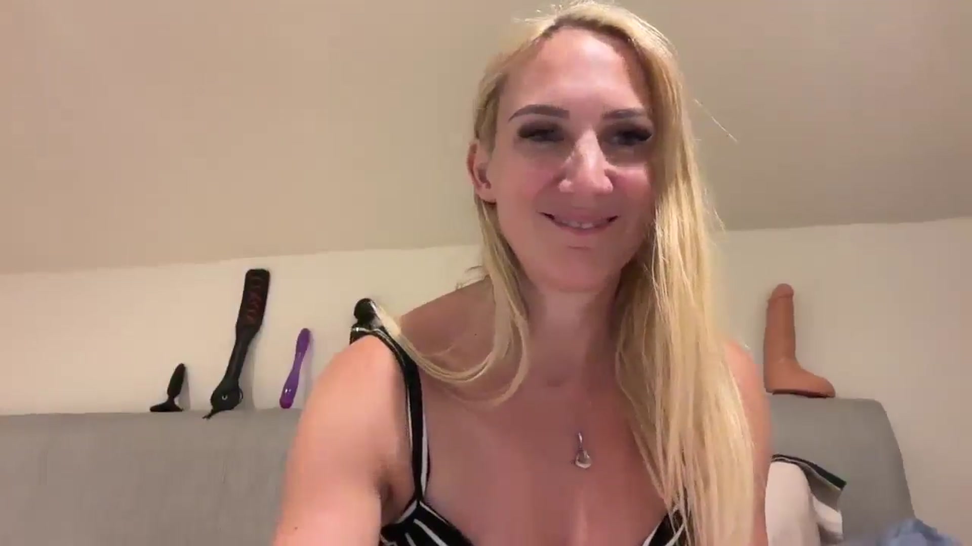 Gallery image thumbnail from Bellanoirxx's myfreecams stream on, 08/24/2025, 20:41 image 18 of 20