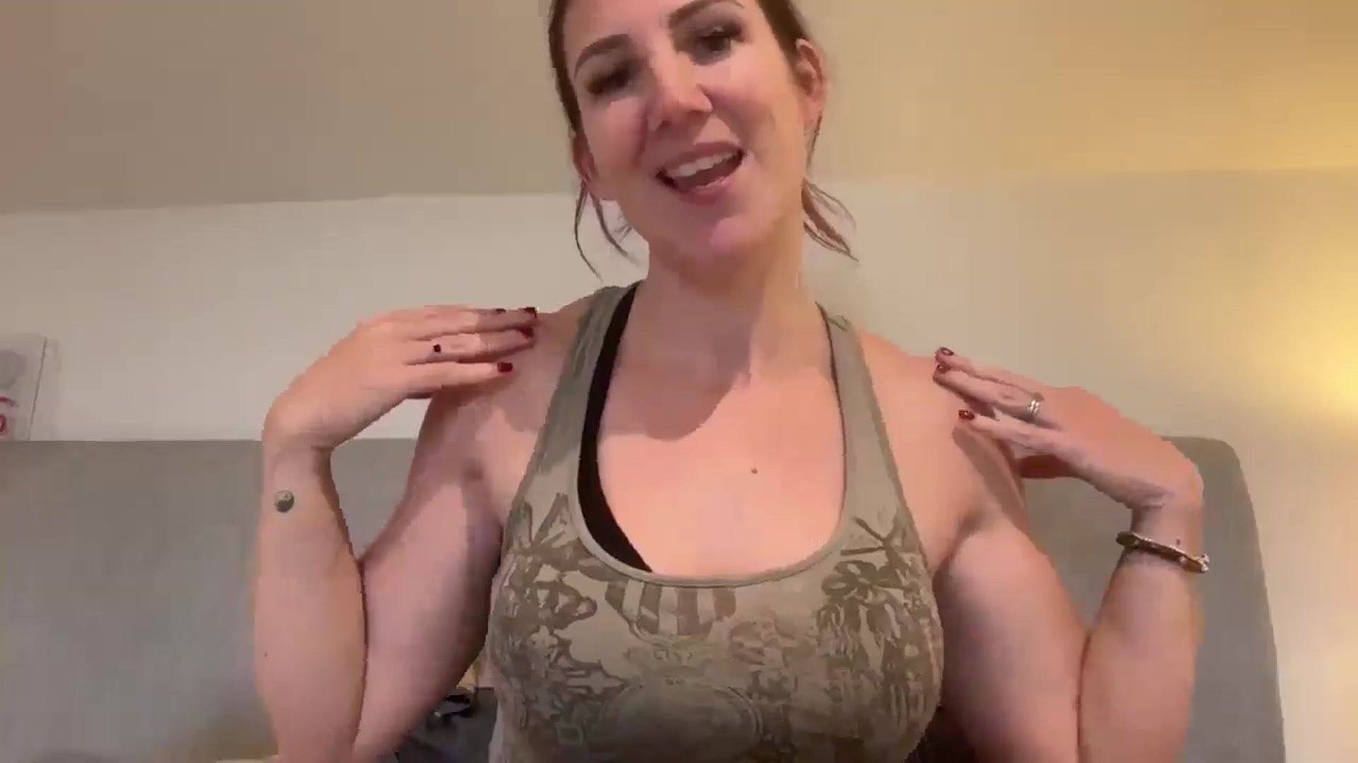 Gallery image thumbnail from Bellanoirxx's myfreecams stream on, 01/14/2026, 11:53 image 10 of 20