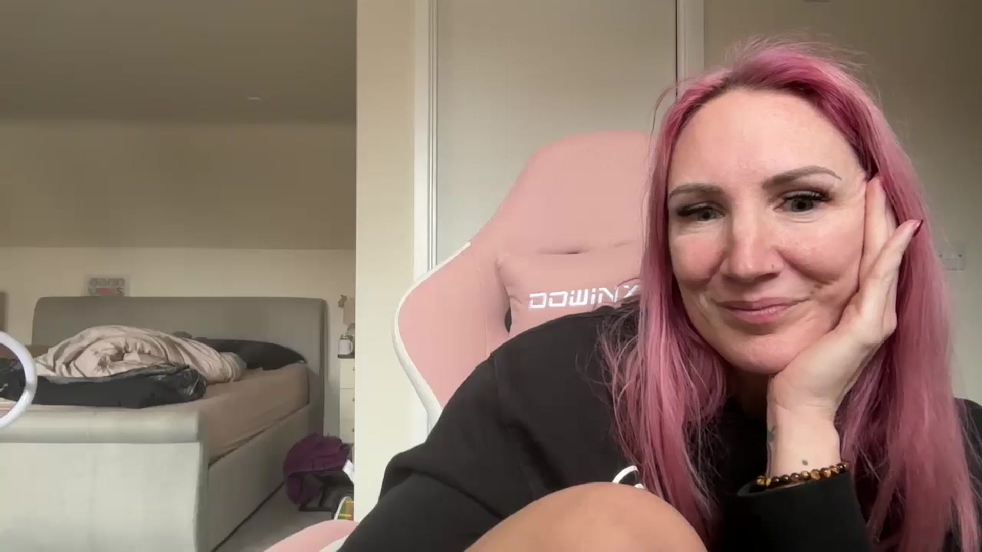 Gallery image thumbnail from Bellanoirxx's myfreecams stream on, 04/01/2026, 11:17 image 16 of 20