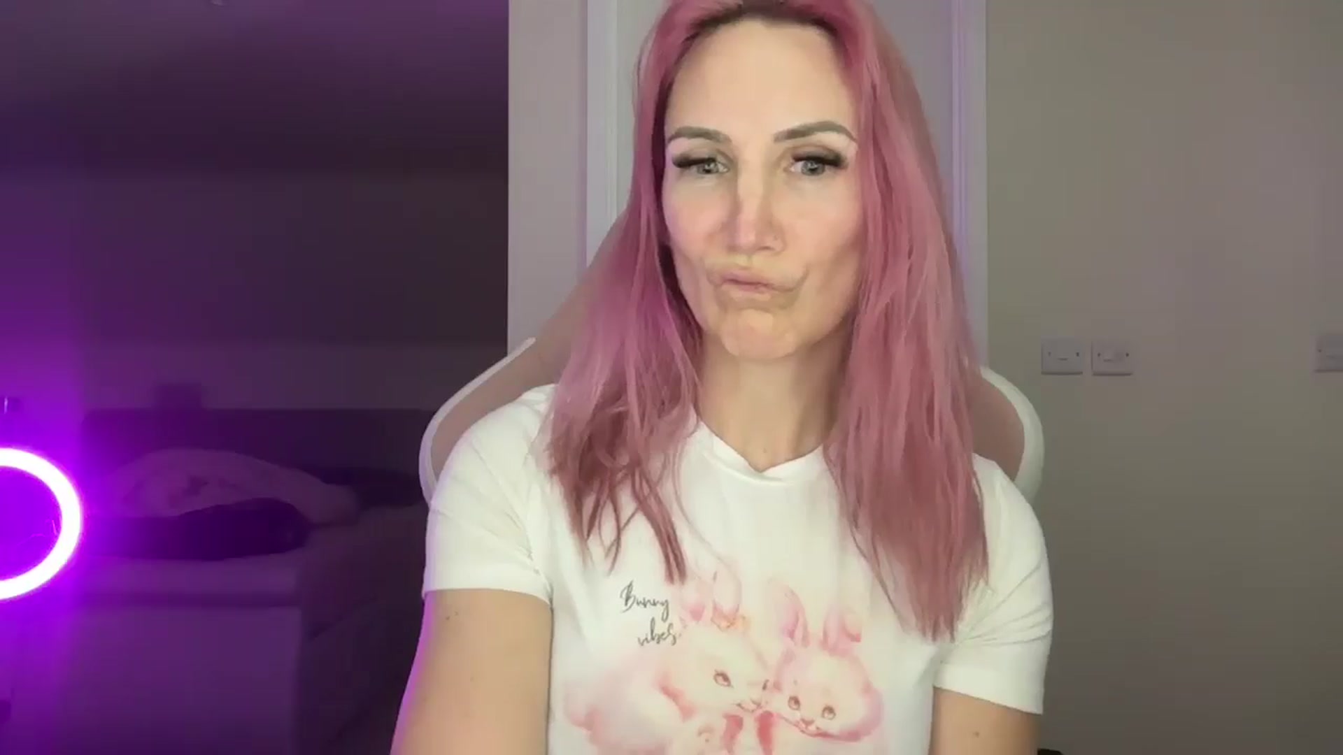 Gallery image thumbnail from Bellanoirxx's myfreecams stream on, 04/01/2026, 19:39 image 10 of 20
