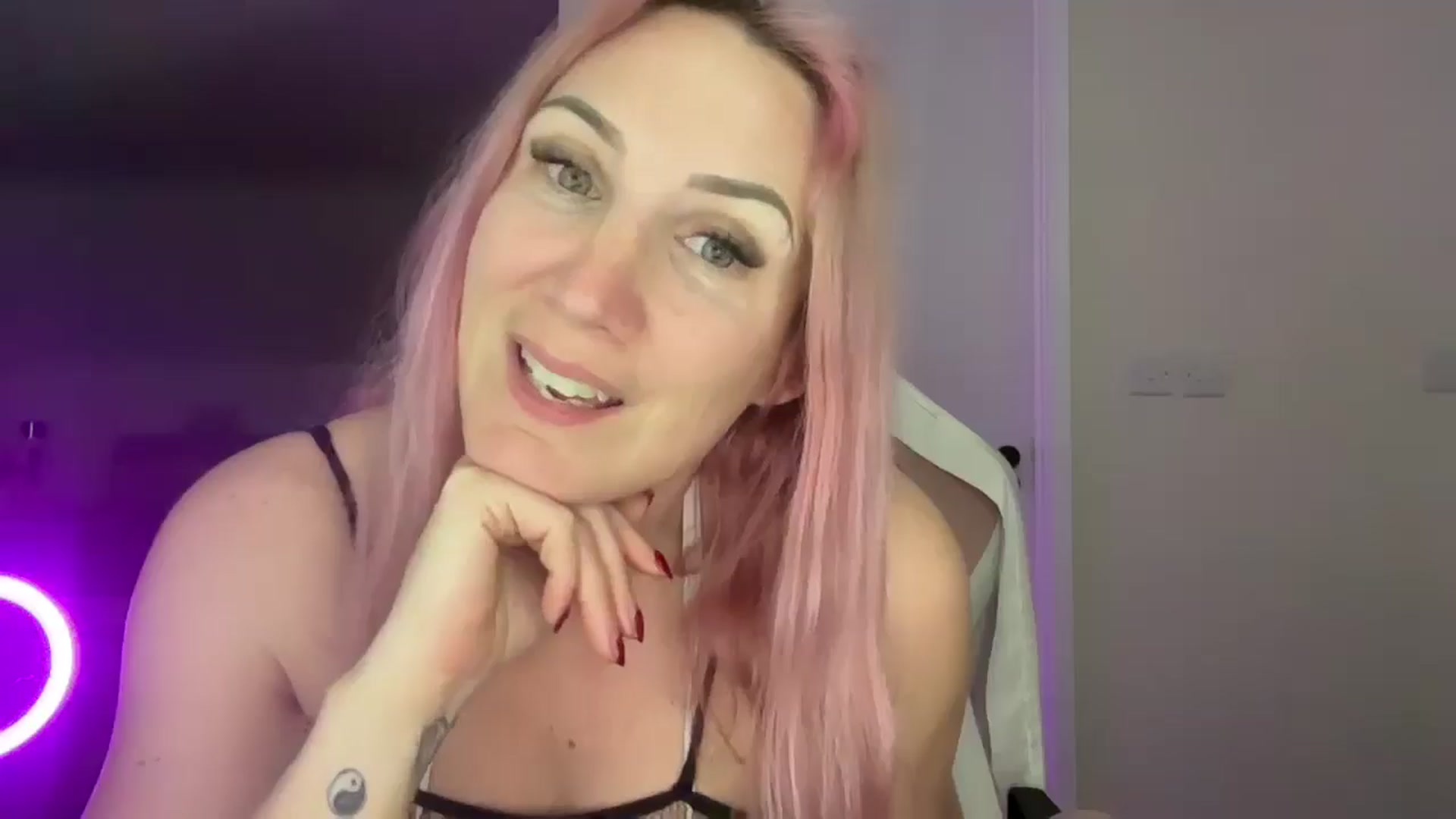 Gallery image thumbnail from Bellanoirxx's myfreecams stream on, 04/10/2026, 21:32 image 18 of 20