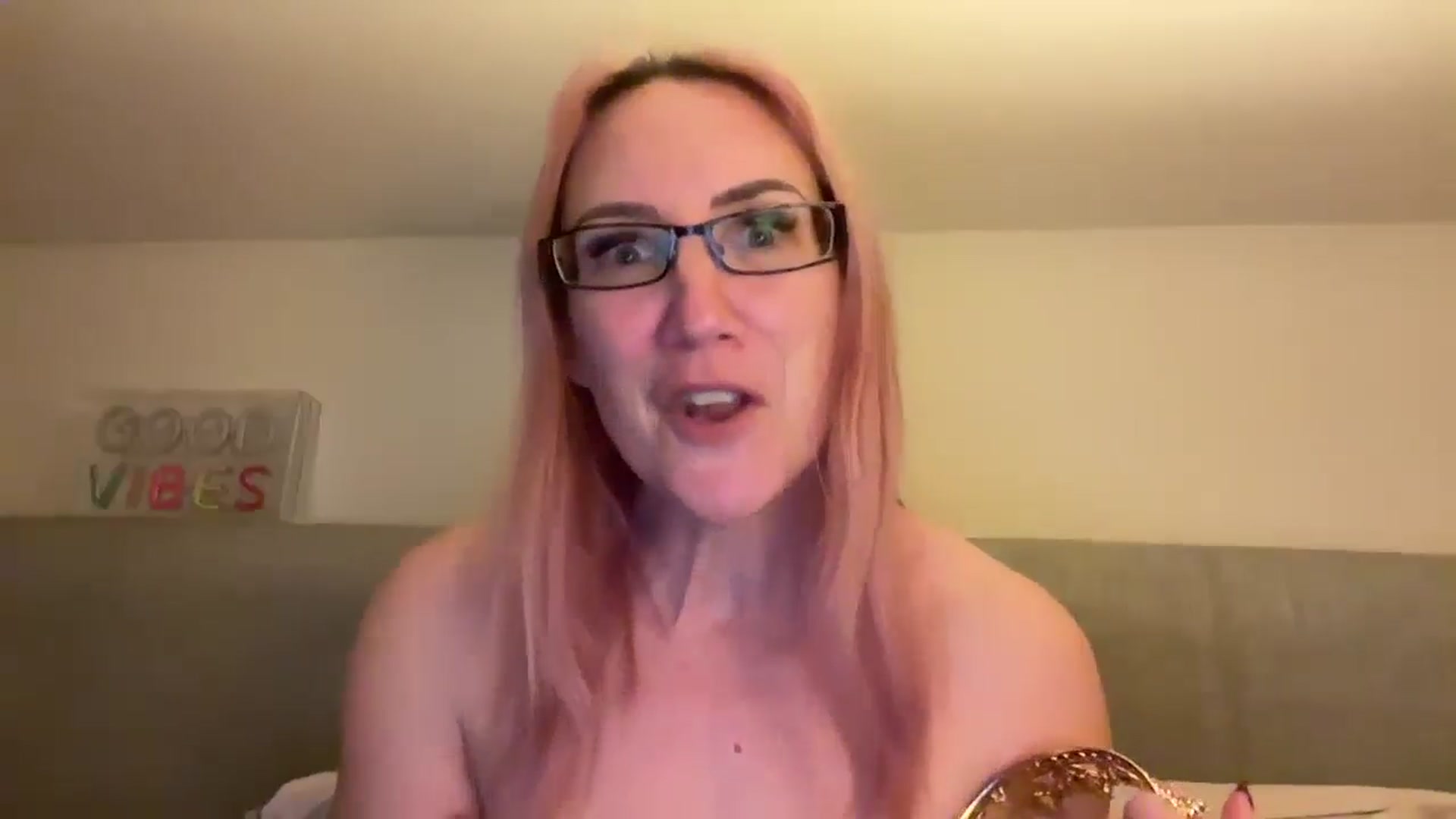 Gallery image thumbnail from Bellanoirxx's myfreecams stream on, 04/18/2026, 24:07 image 2 of 20
