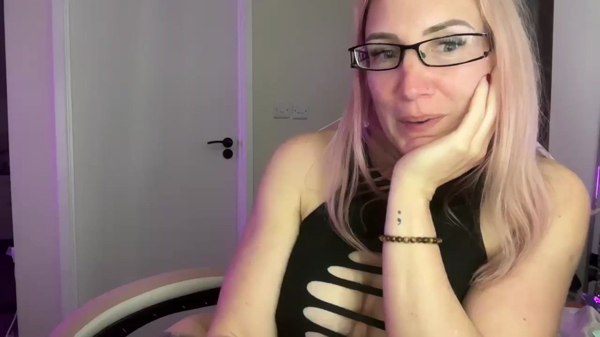 Gallery image thumbnail from Bellanoirxx's myfreecams stream on, 04/24/2026, 23:47 image 13 of 20
