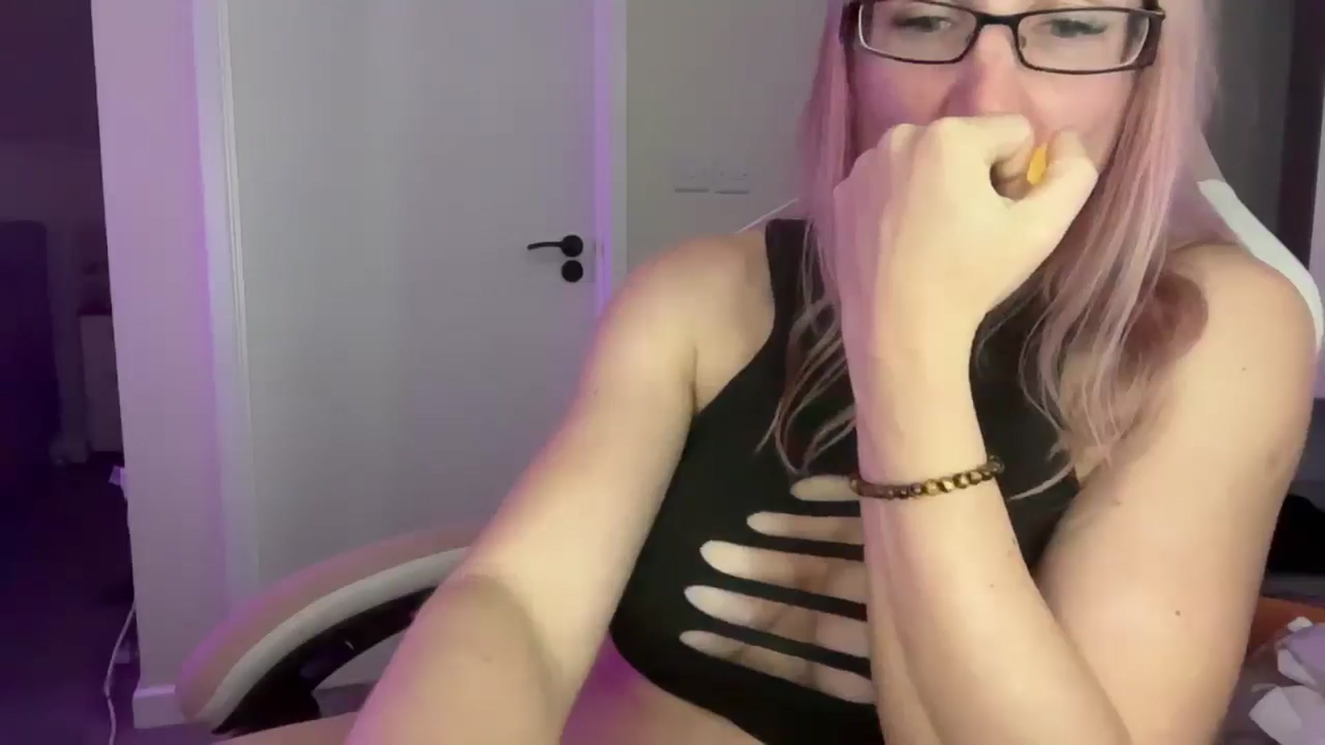 Gallery image thumbnail from Bellanoirxx's myfreecams stream on, 04/24/2026, 23:47 image 9 of 20