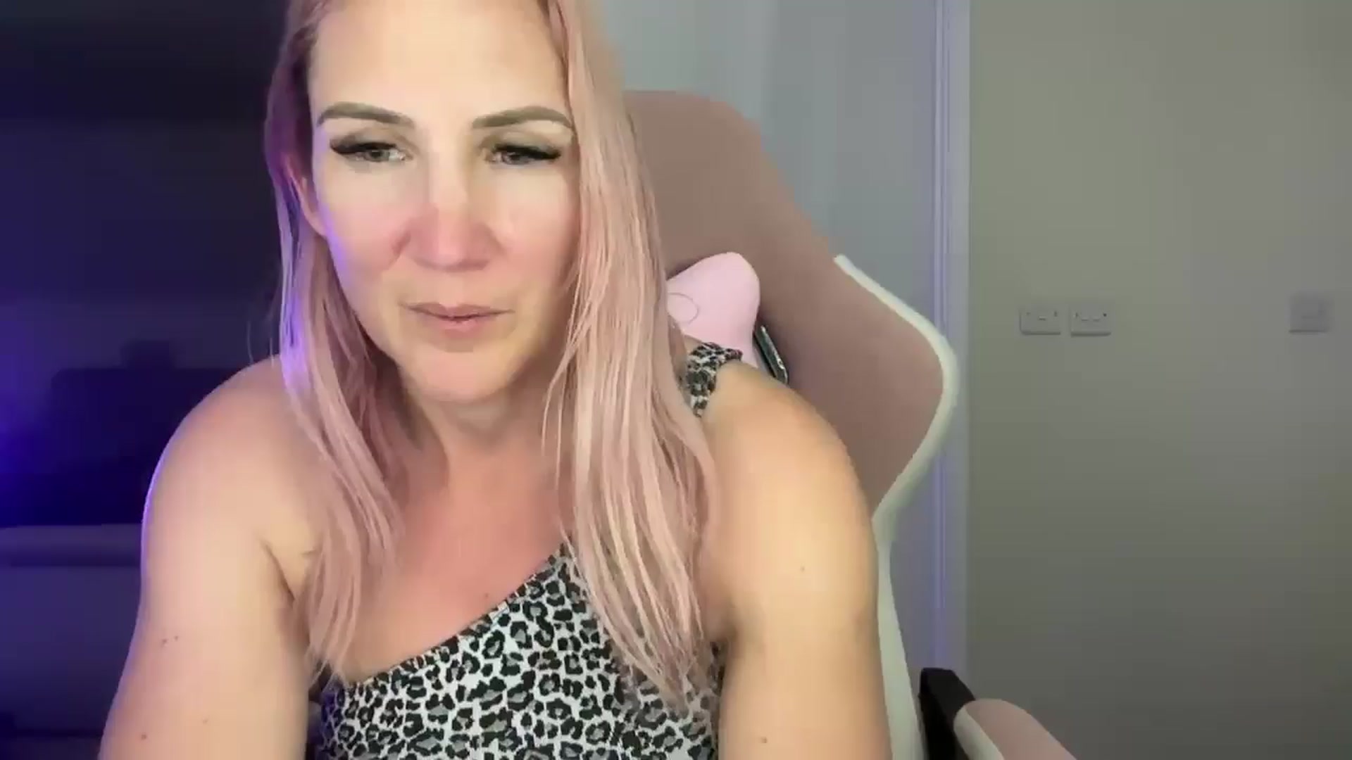 Gallery image thumbnail from Bellanoirxx's myfreecams stream on, 04/28/2026, 21:54 image 6 of 20