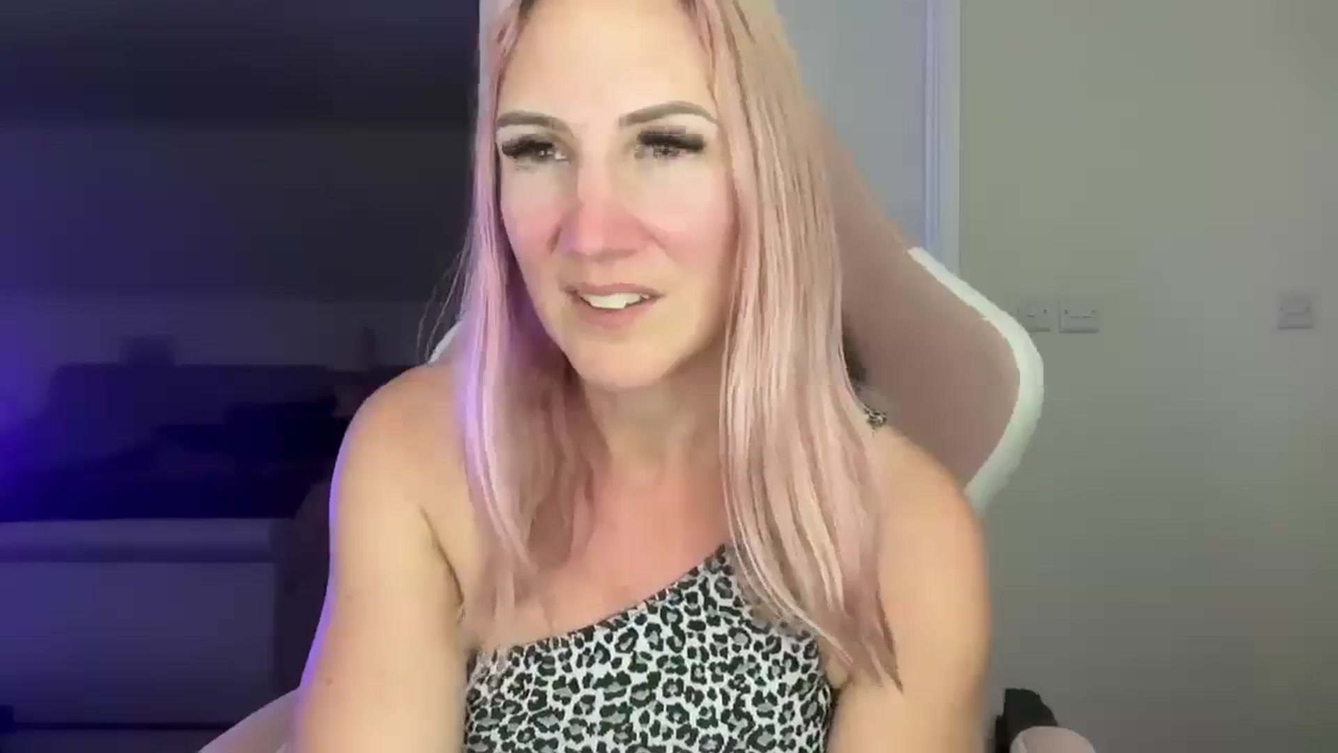 Gallery image thumbnail from Bellanoirxx's myfreecams stream on, 04/28/2026, 21:54 image 10 of 20