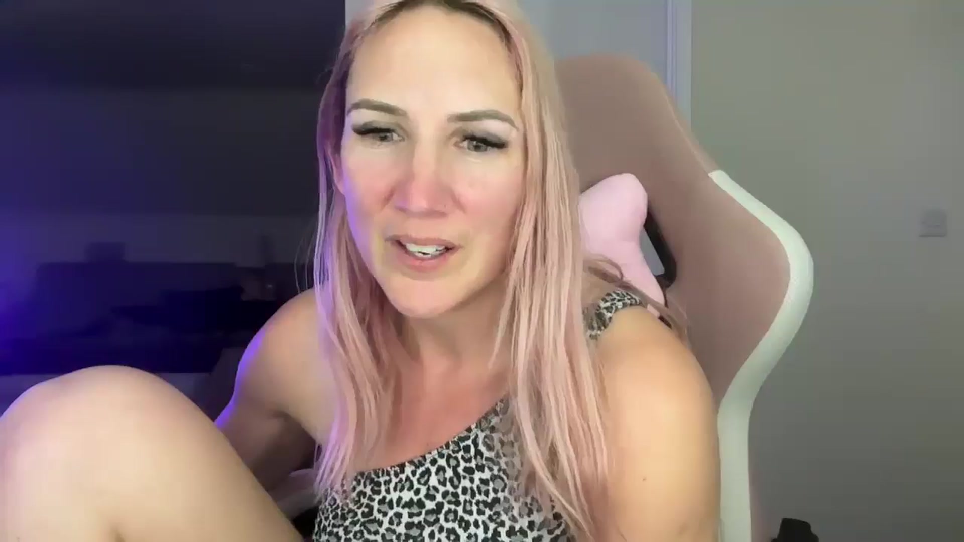 Gallery image thumbnail from Bellanoirxx's myfreecams stream on, 04/28/2026, 21:54 image 7 of 20