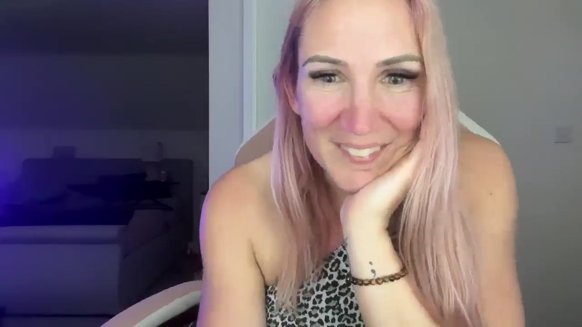 Gallery image thumbnail from Bellanoirxx's myfreecams stream on, 04/28/2026, 21:54 image 8 of 20