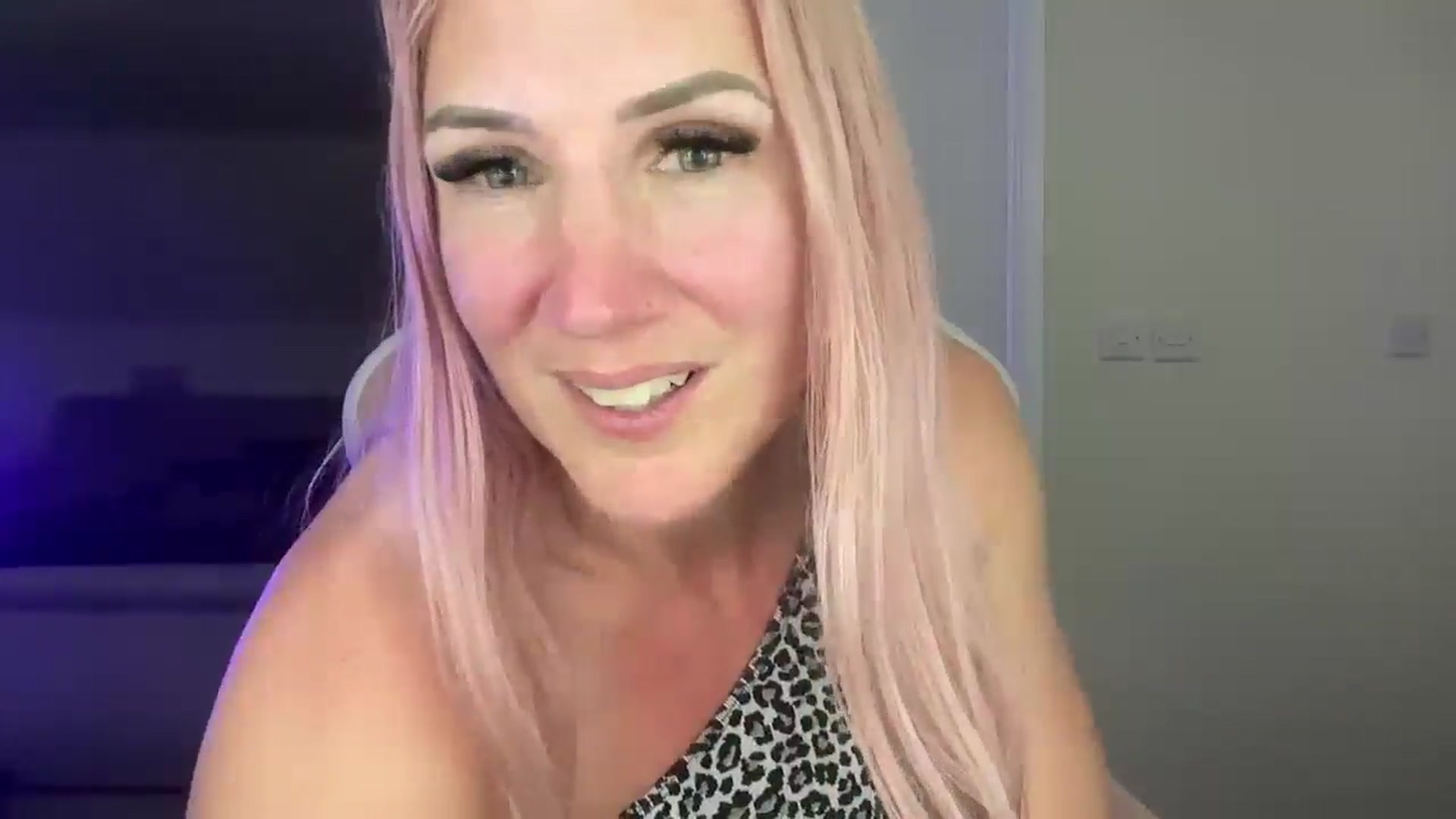 Gallery image thumbnail from Bellanoirxx's myfreecams stream on, 04/28/2026, 21:54 image 12 of 20