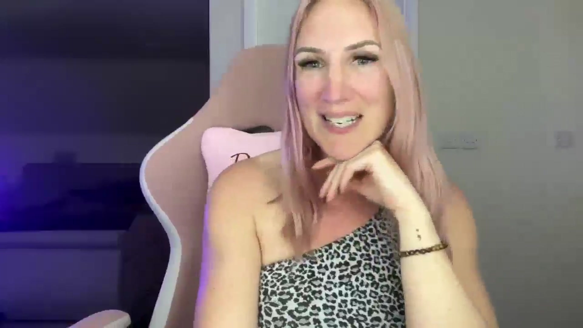 Gallery image thumbnail from Bellanoirxx's myfreecams stream on, 04/28/2026, 21:54 image 3 of 20