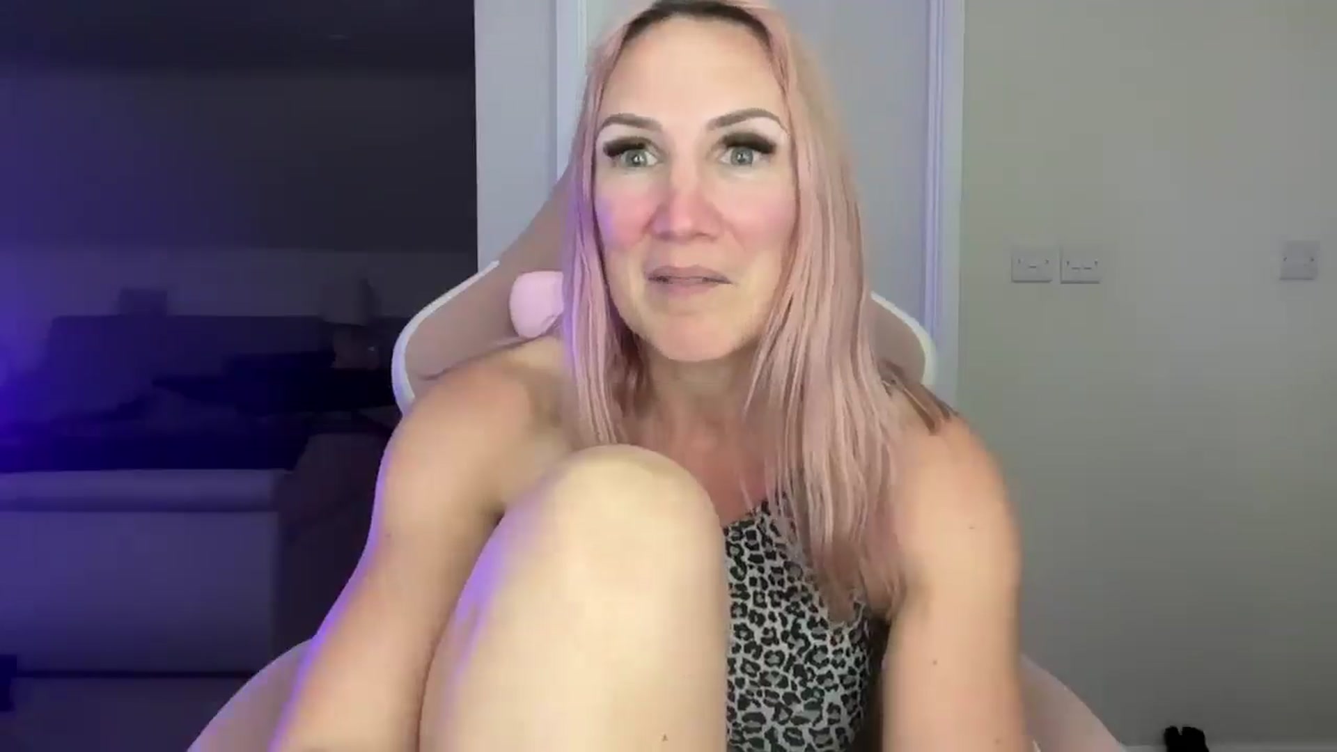 Gallery image thumbnail from Bellanoirxx's myfreecams stream on, 04/28/2026, 21:54 image 18 of 20