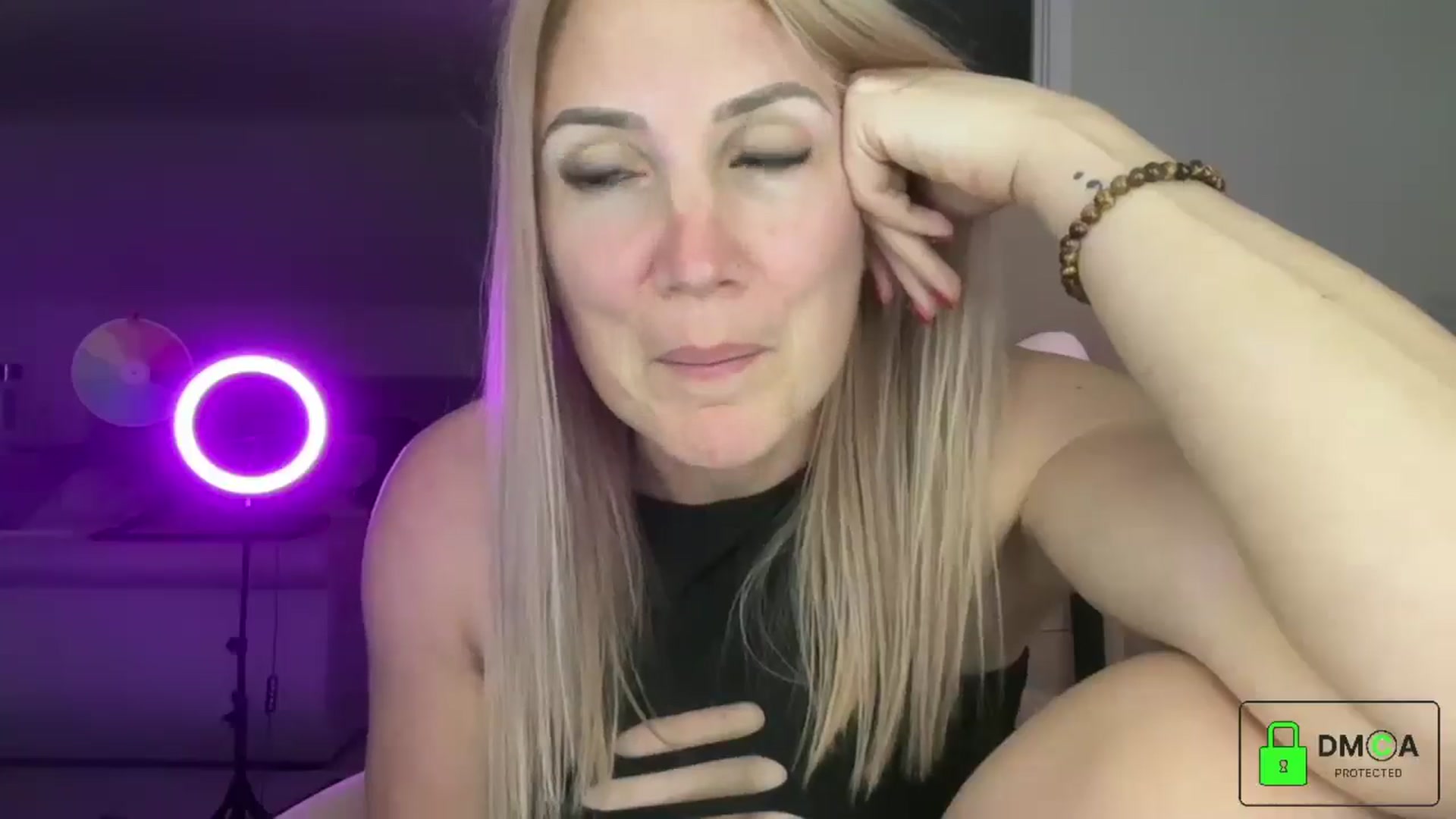 Gallery image thumbnail from Bellanoirxx's myfreecams stream on, 04/30/2026, 22:13 image 16 of 20