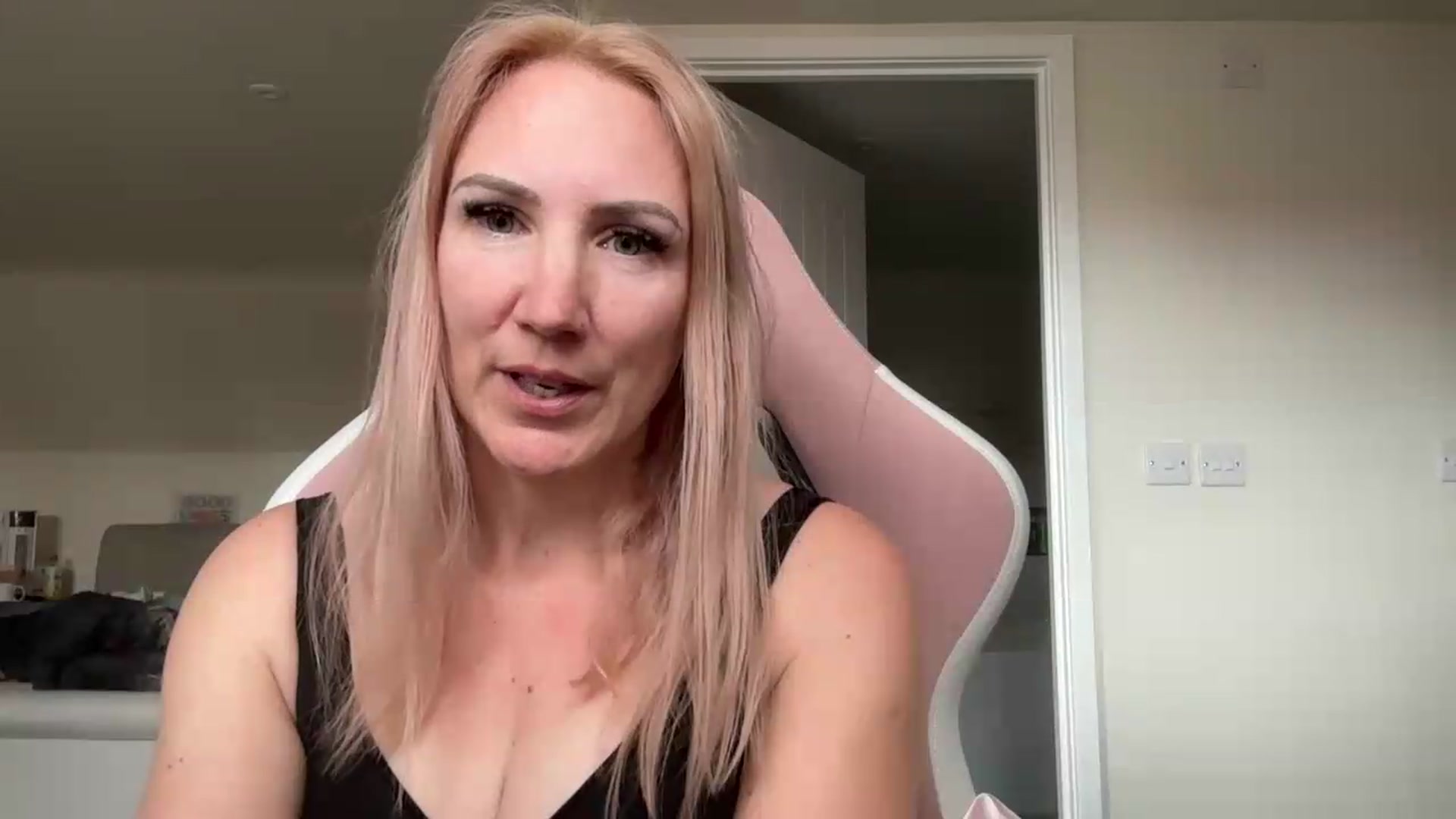 Gallery image thumbnail from Bellanoirxx's myfreecams stream on, 05/05/2026, 09:28 image 11 of 20