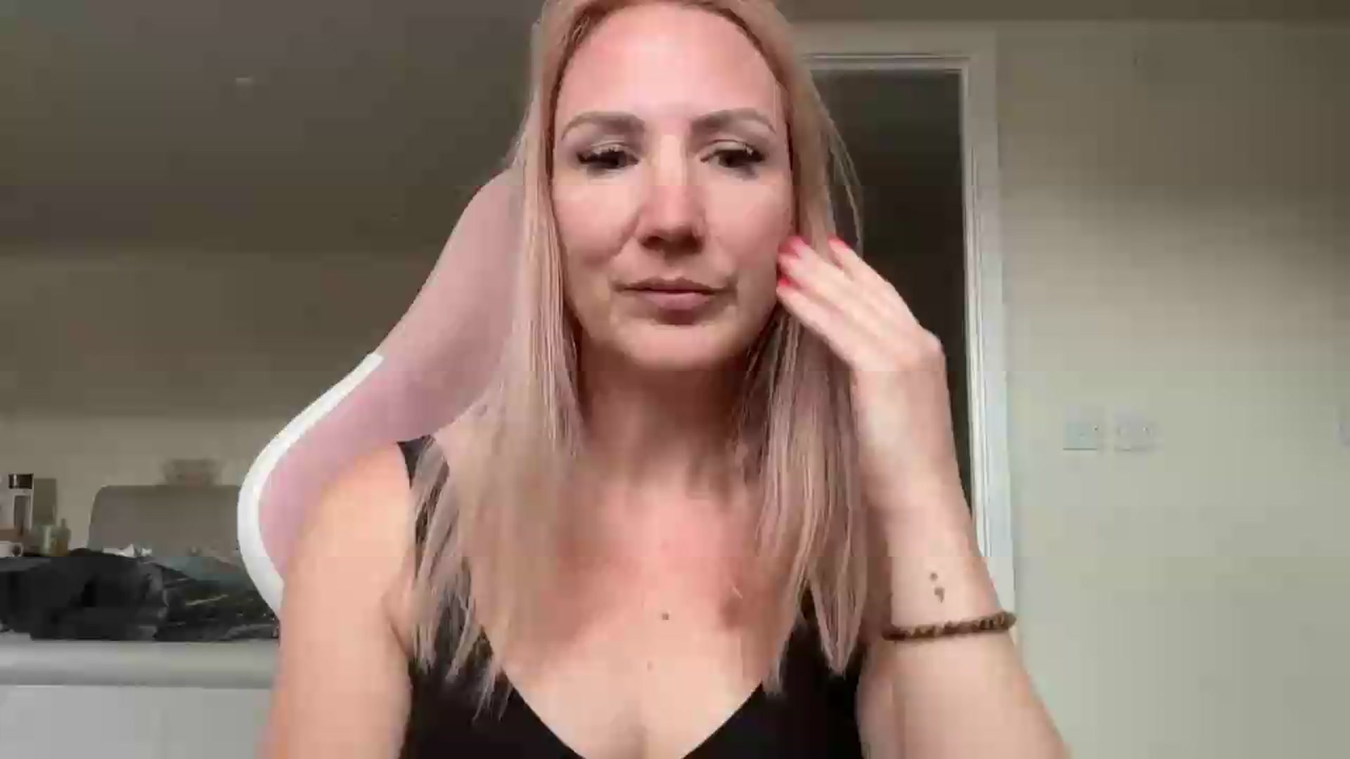 Gallery image thumbnail from Bellanoirxx's myfreecams stream on, 05/05/2026, 09:28 image 13 of 20
