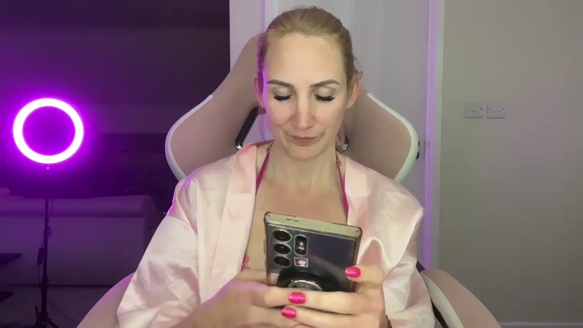 Gallery image thumbnail from Bellanoirxx's myfreecams stream on, 05/05/2026, 22:06 image 16 of 20