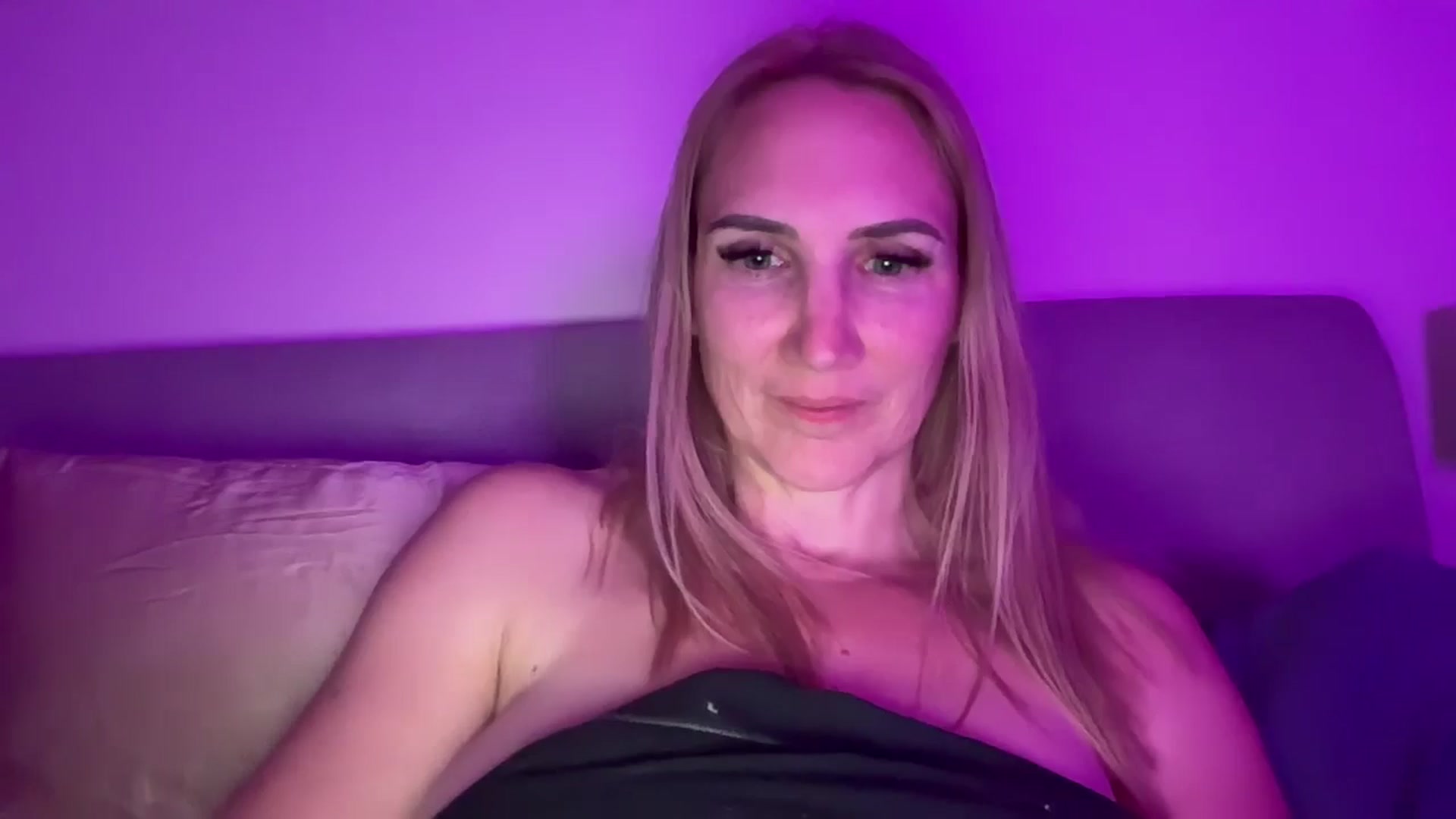 Gallery image thumbnail from Bellanoirxx's myfreecams stream on, 05/07/2026, 24:29 image 12 of 20