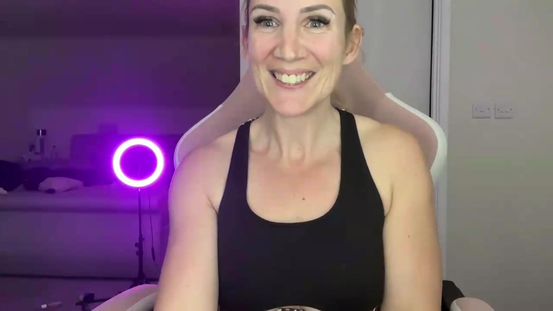 Gallery image thumbnail from Bellanoirxx's myfreecams stream on, 05/12/2026, 22:27 image 18 of 20
