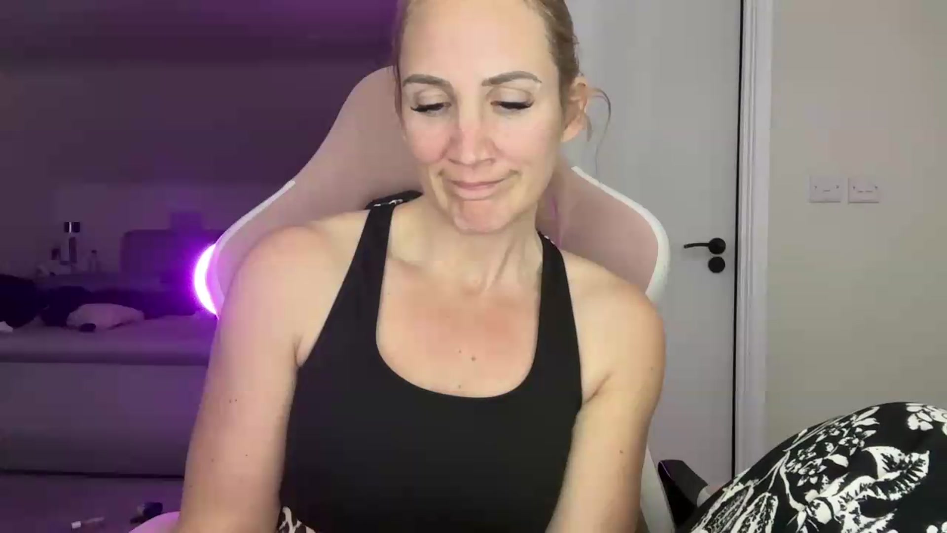 Gallery image thumbnail from Bellanoirxx's myfreecams stream on, 05/12/2026, 22:27 image 8 of 20