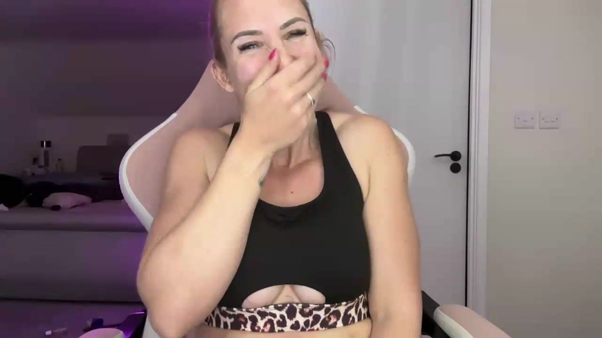 Gallery image thumbnail from Bellanoirxx's myfreecams stream on, 05/12/2026, 22:27 image 17 of 20