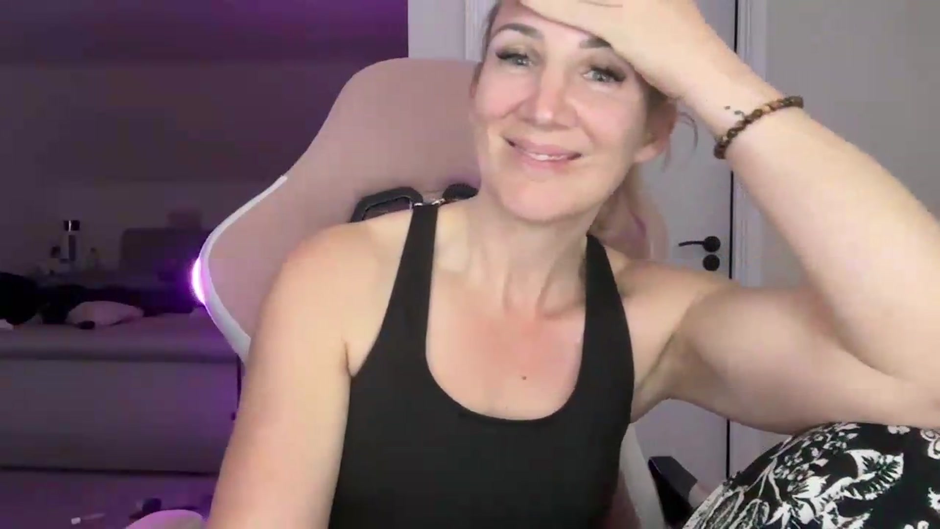 Gallery image thumbnail from Bellanoirxx's myfreecams stream on, 05/12/2026, 22:27 image 14 of 20