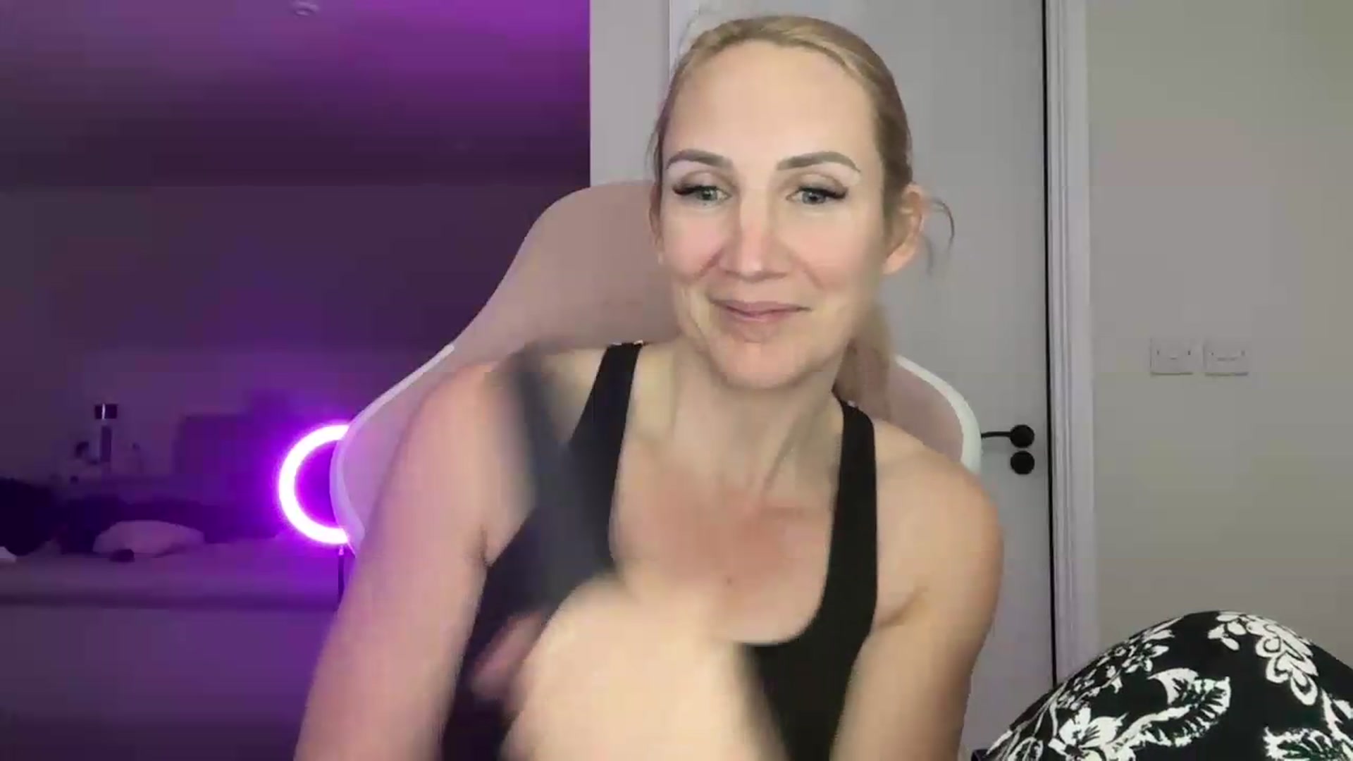 Gallery image thumbnail from Bellanoirxx's myfreecams stream on, 05/12/2026, 22:27 image 6 of 20