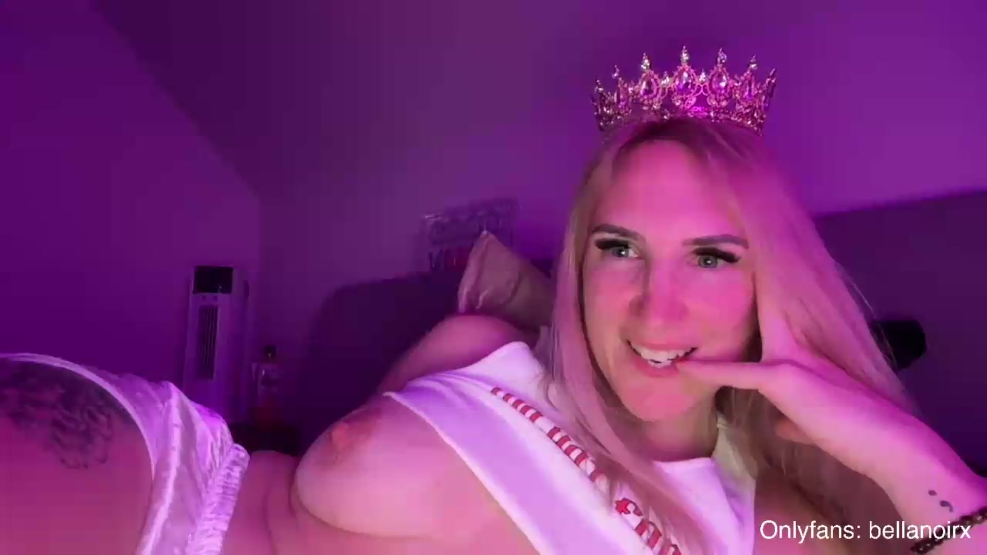 Gallery image thumbnail from Bellanoirxx's myfreecams stream on, 05/21/2026, 23:31 image 17 of 20