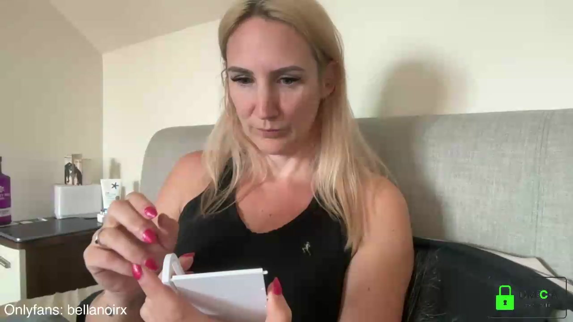Gallery image thumbnail from Bellanoirxx's myfreecams stream on, 06/05/2026, 10:55 image 15 of 20