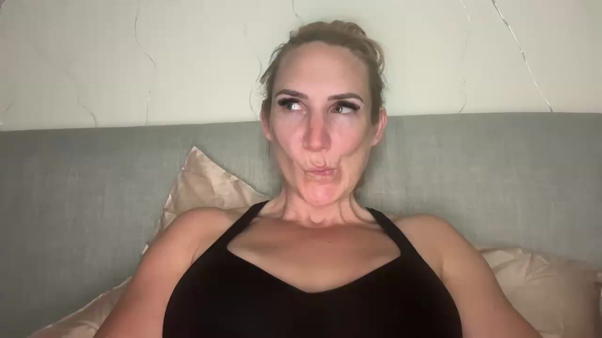 Gallery image thumbnail from Bellanoirxx's myfreecams stream on, 06/24/2026, 22:06 image 6 of 20