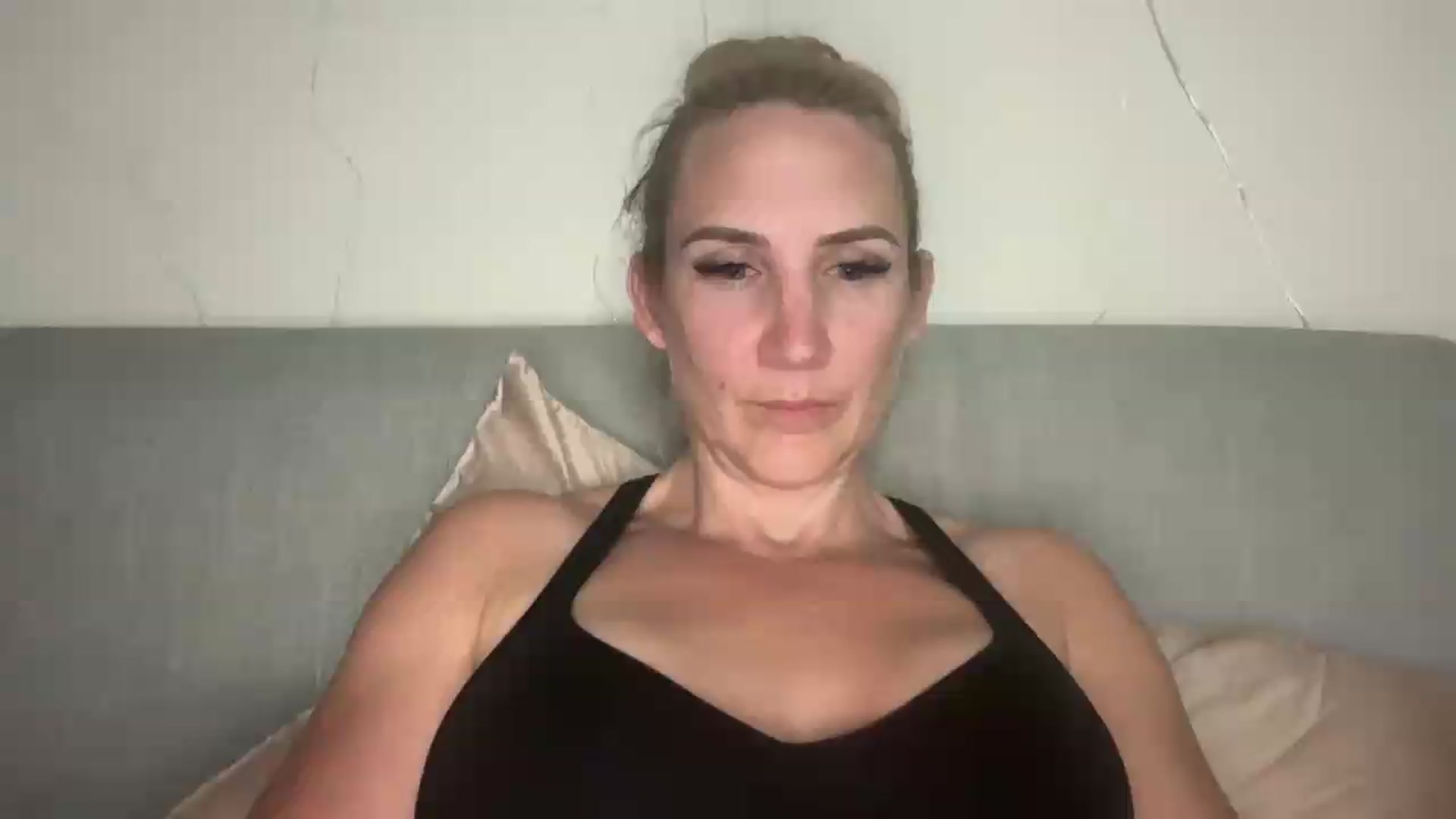 Gallery image thumbnail from Bellanoirxx's myfreecams stream on, 06/24/2026, 22:06 image 18 of 20