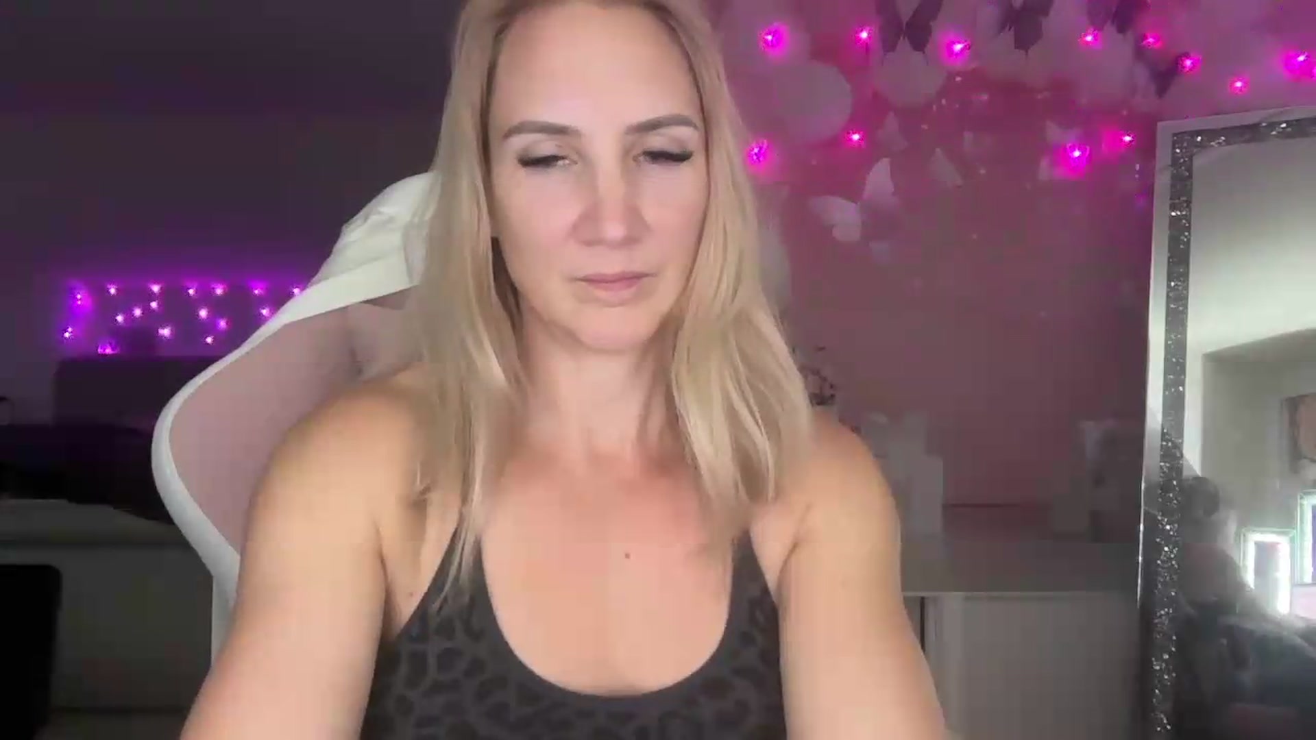 Gallery image thumbnail from Bellanoirxx's myfreecams stream on, 07/27/2026, 22:20 image 12 of 20