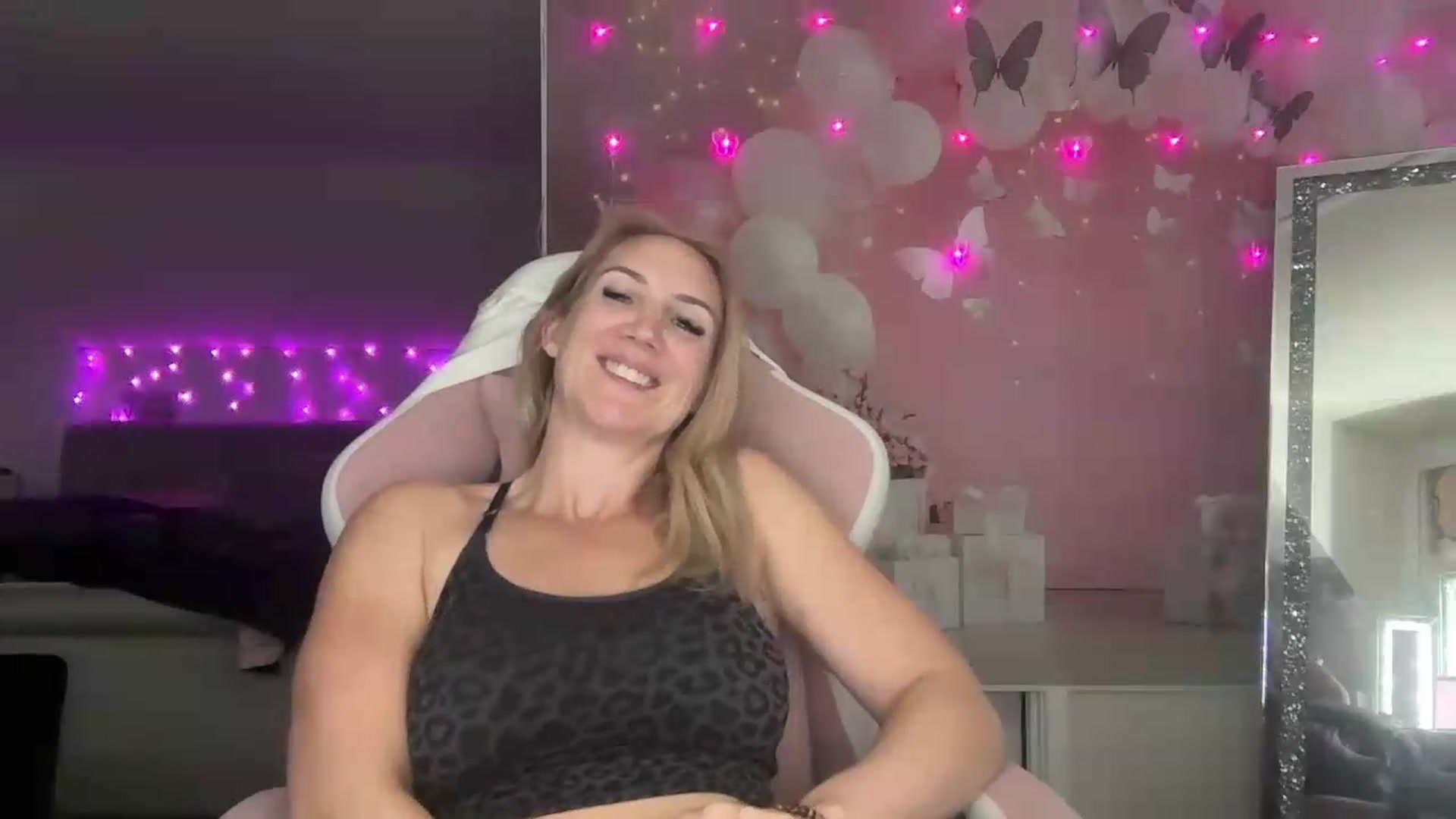 Gallery image thumbnail from Bellanoirxx's myfreecams stream on, 07/27/2026, 22:20 image 9 of 20