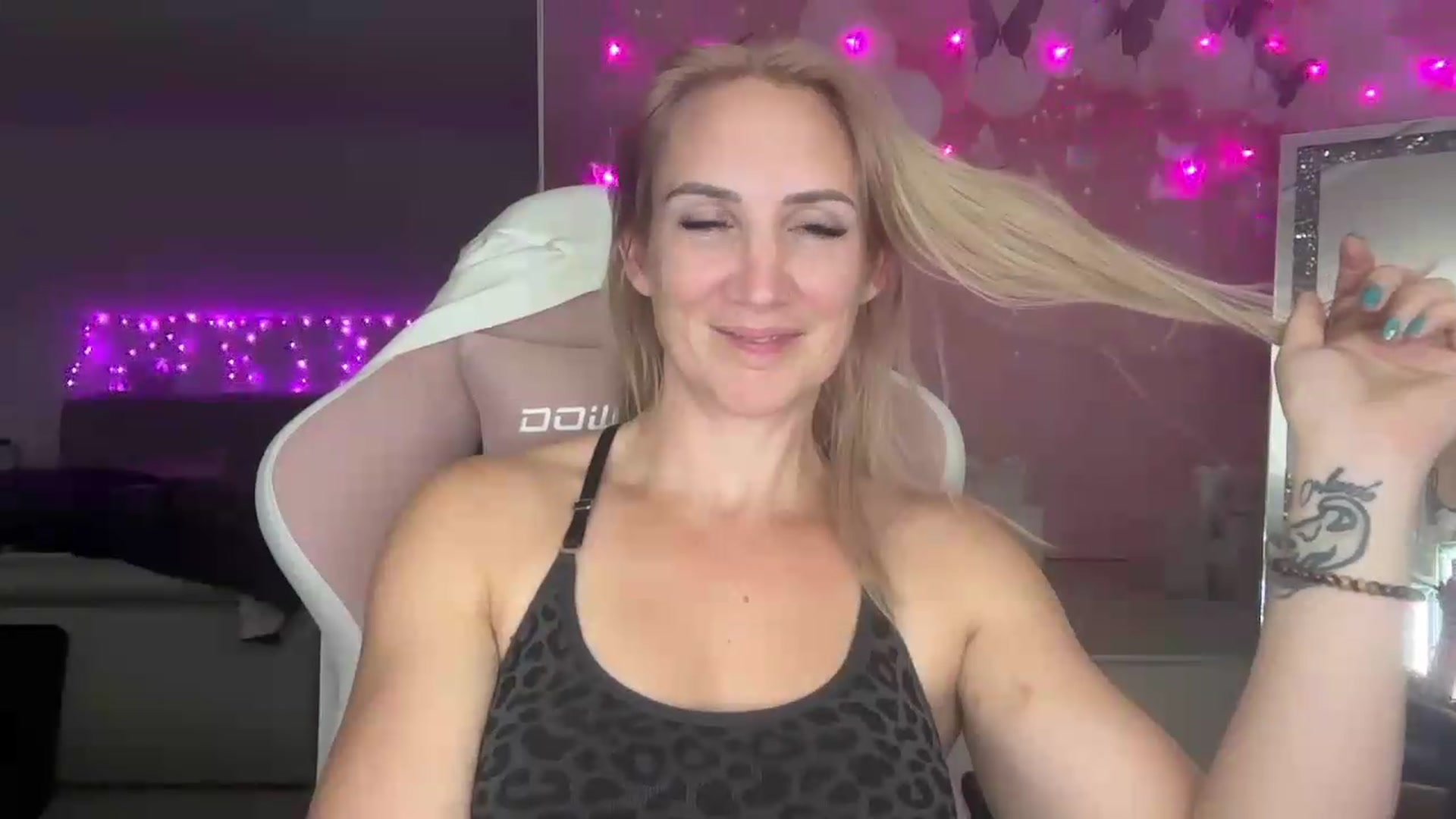Gallery image thumbnail from Bellanoirxx's myfreecams stream on, 07/27/2026, 22:20 image 11 of 20