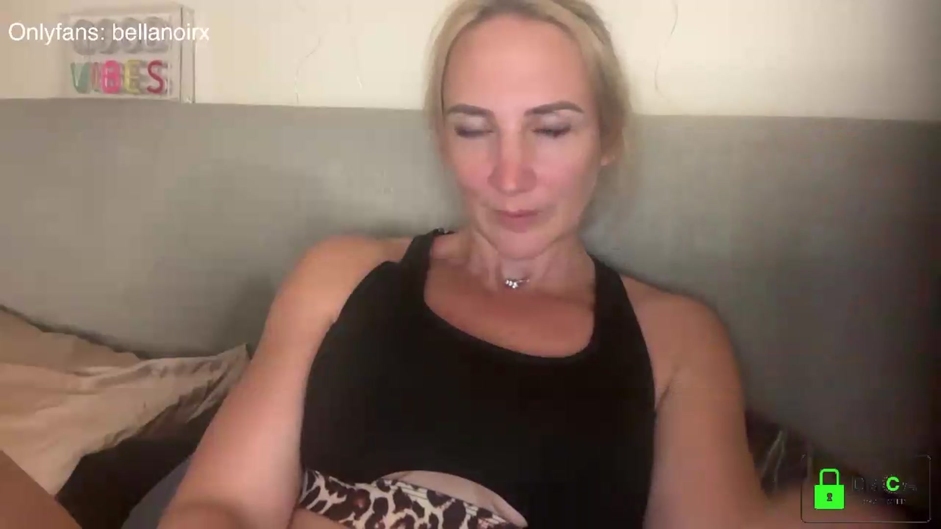 Gallery image thumbnail from Bellanoirxx's myfreecams stream on, 08/20/2026, 21:56 image 18 of 20