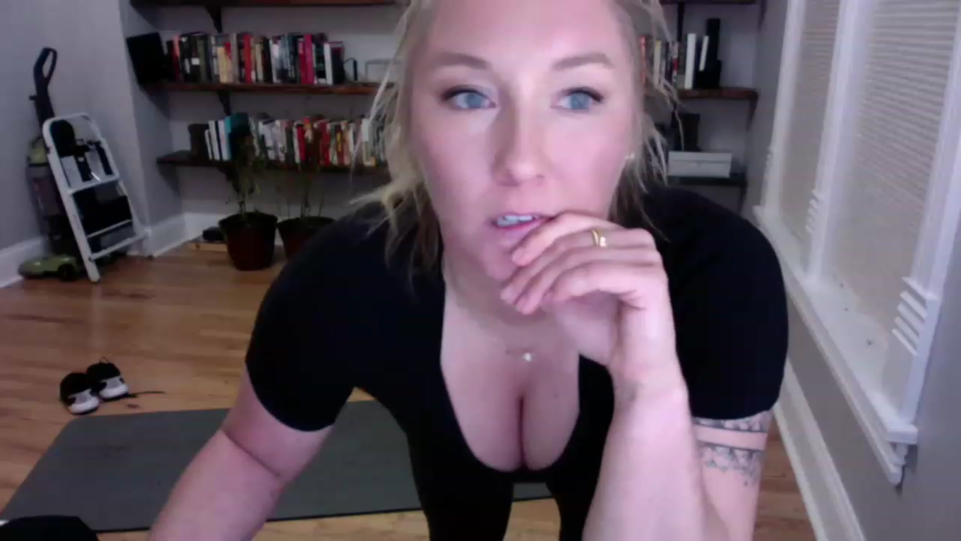 Gallery image thumbnail from BendyBlonde1's myfreecams stream on, 12/20/2022, 01:36 image 6 of 20