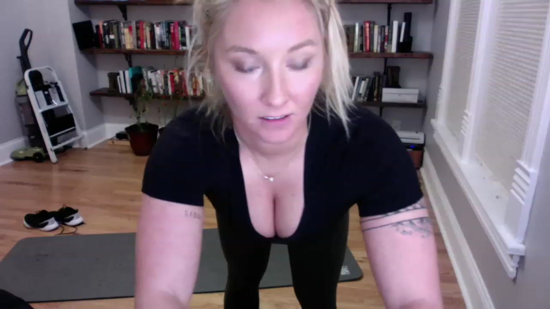 Gallery image thumbnail from BendyBlonde1's myfreecams stream on, 12/20/2022, 01:36 image 11 of 20